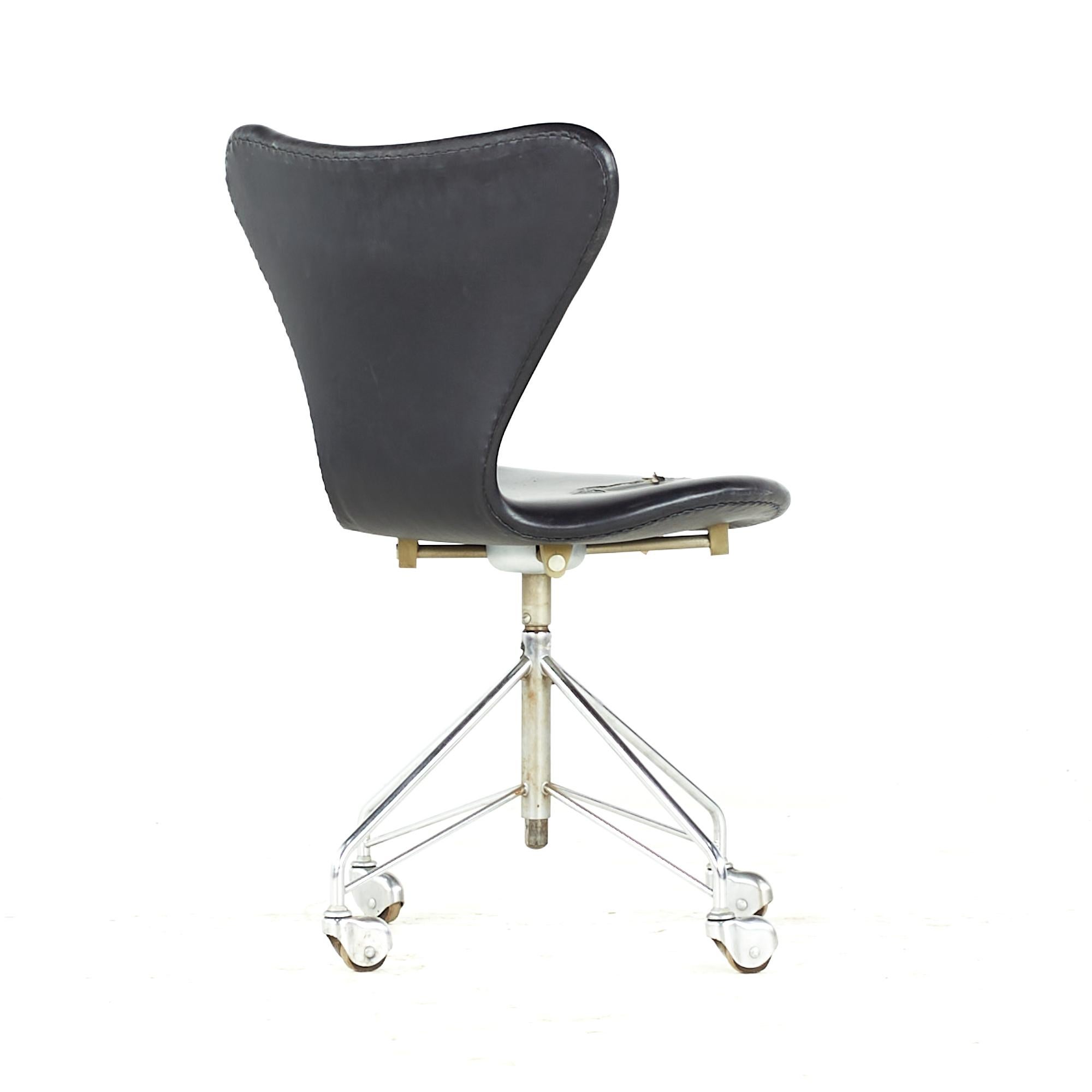 Danish Arne Jacobsen Fritz Hansen Midcentury Wheeled Chair For Sale