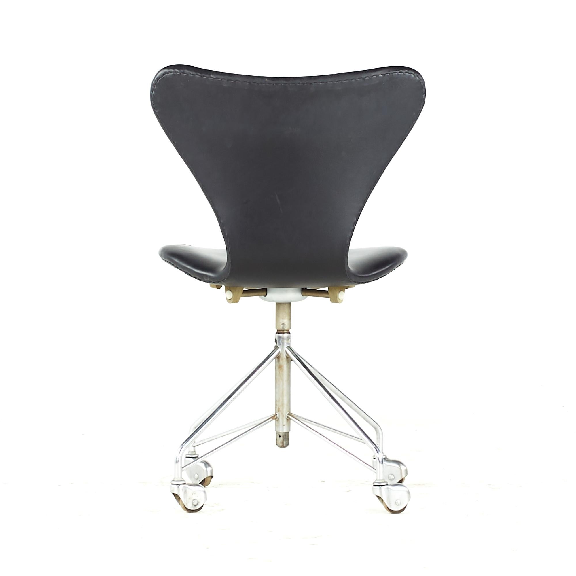 Arne Jacobsen Fritz Hansen Midcentury Wheeled Chair In Good Condition For Sale In Countryside, IL
