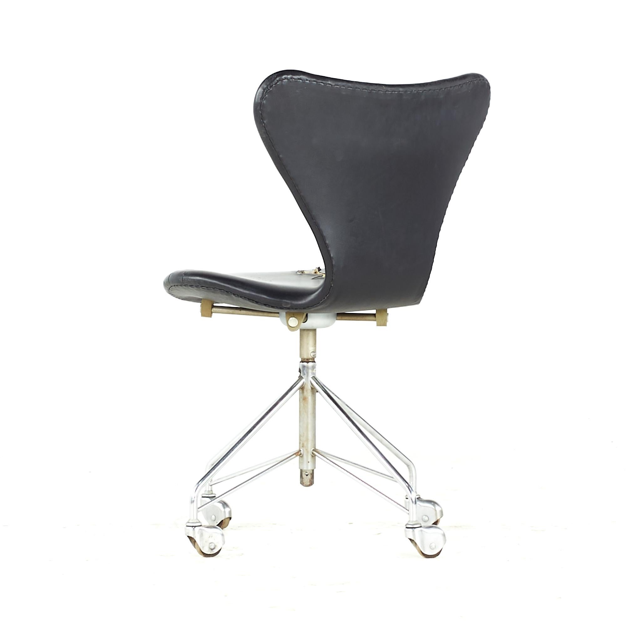 Late 20th Century Arne Jacobsen Fritz Hansen Midcentury Wheeled Chair For Sale