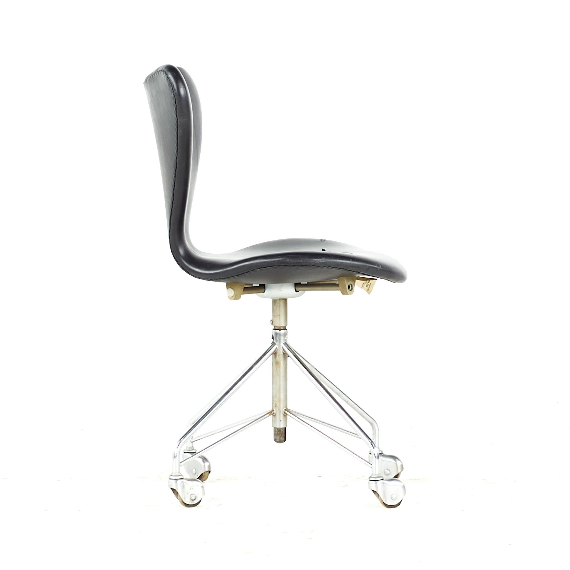 Metal Arne Jacobsen Fritz Hansen Midcentury Wheeled Chair For Sale