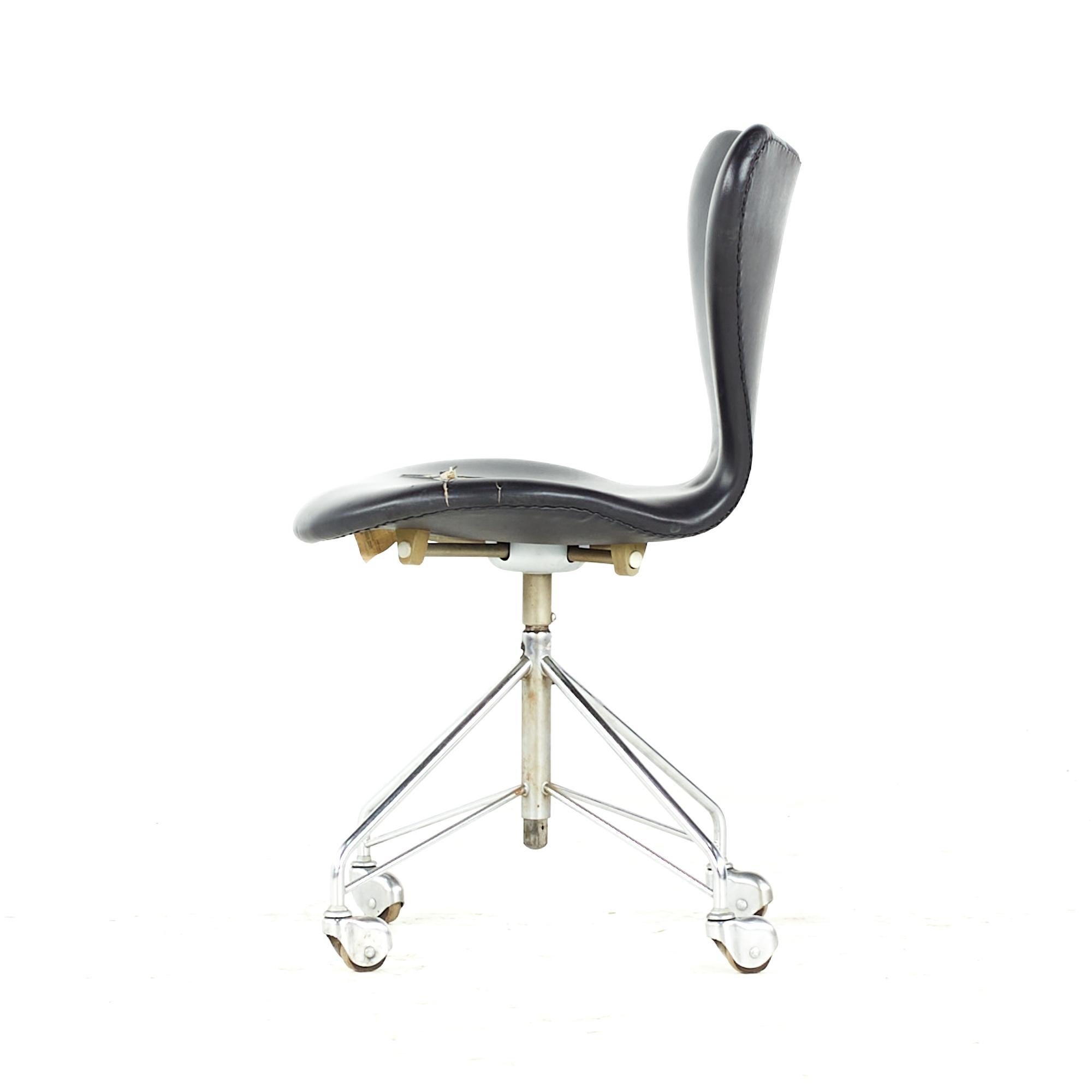 Arne Jacobsen Fritz Hansen Midcentury Wheeled Chair For Sale 1