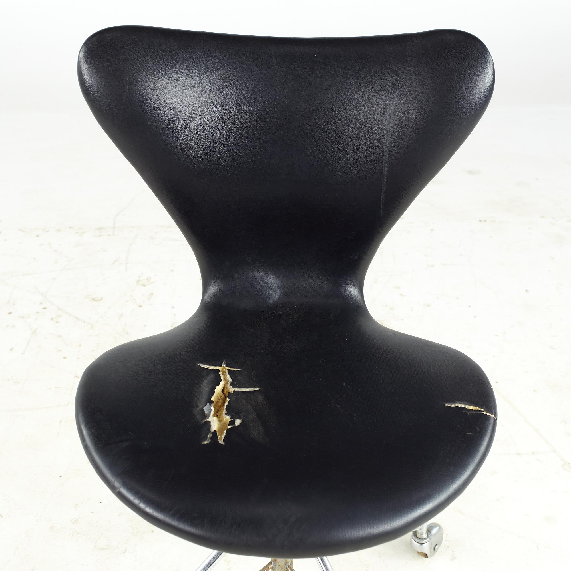 Arne Jacobsen Fritz Hansen Chaise à roulettes du siècle dernier en vente 2