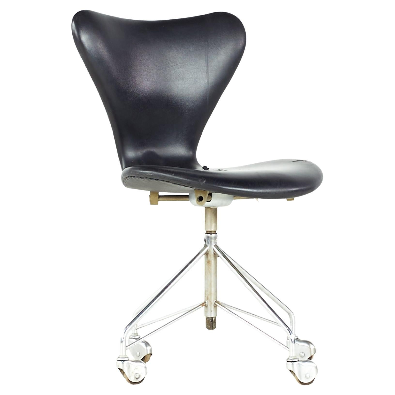 Arne Jacobsen Fritz Hansen Midcentury Wheeled Chair For Sale