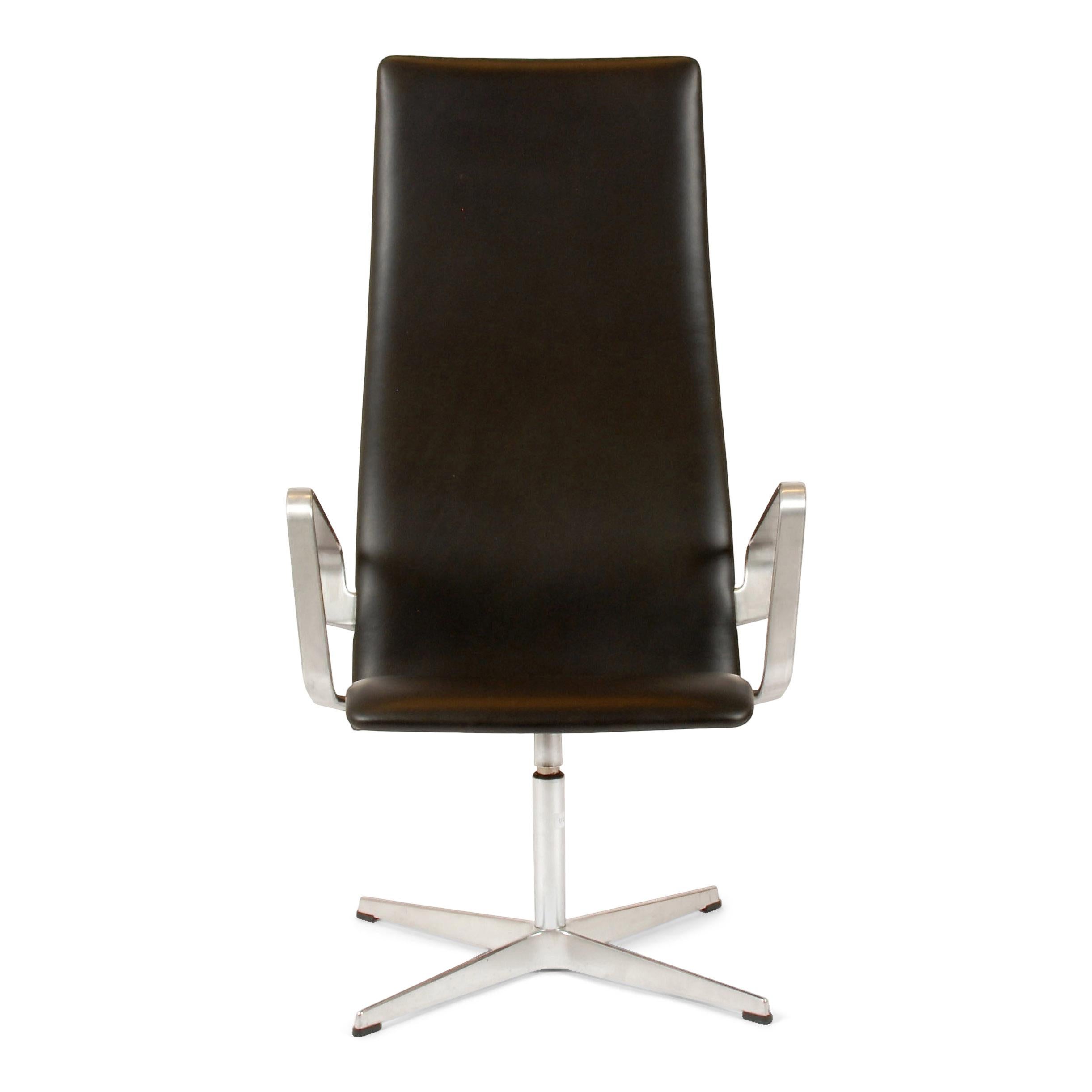 Arne Jacobsen Fritz Hansen midcentury design Oxford lounge chair black leather.
Arne Jacobsen (1902-1971)

Lounge chair model Oxford with ottoman. Aluminium revolving cross bases. Reupholstered in anilin Black Leather. Manufactured by Fritz