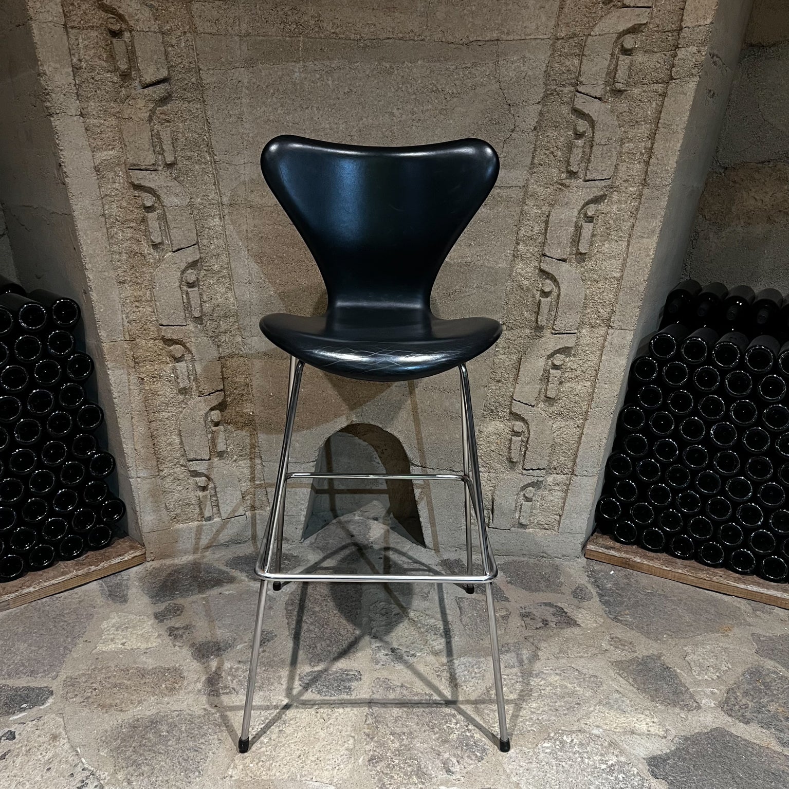 Taburete de bar Vintage Serie 7 Silla 3197 diseñada por Arne Jacobsen en 1955 
Fritz Hansen
El precio indicado es por unidad. (Hay cinco taburetes disponibles)
44 alto x 20 ancho x 23 fondo, Asiento 30,5 alto con Reposapiés 14,5
República de Fritz