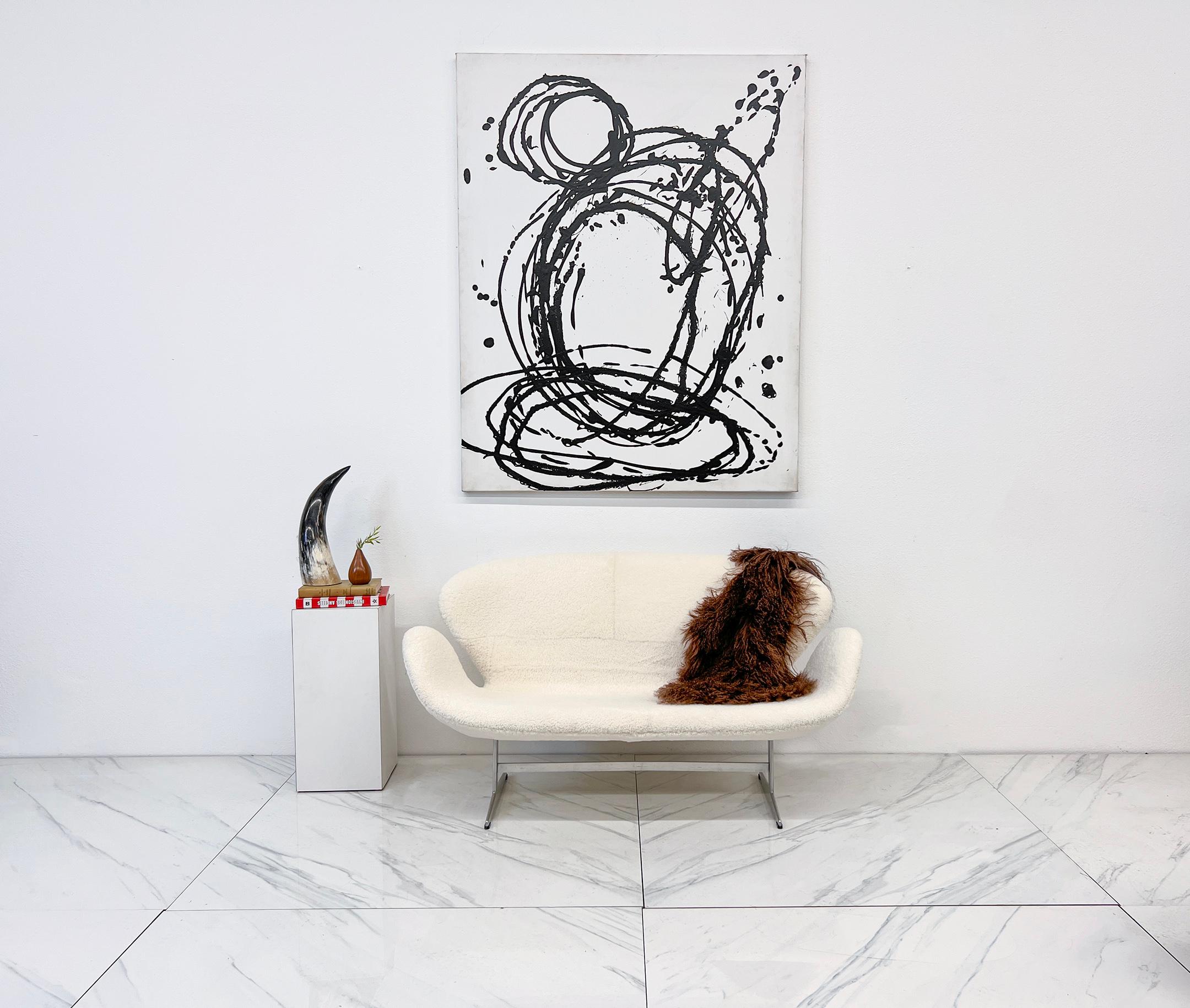 Siediti, tesoro. No, davvero: questo è il posto giusto. Disegnato dall'iconico Arne Jacobsen nel 1958 per il SAS Royal Hotel di Copenhagen, questo divano Swan è l'epitome dello chic di metà secolo con un tocco di moderna decadenza. E non si tratta