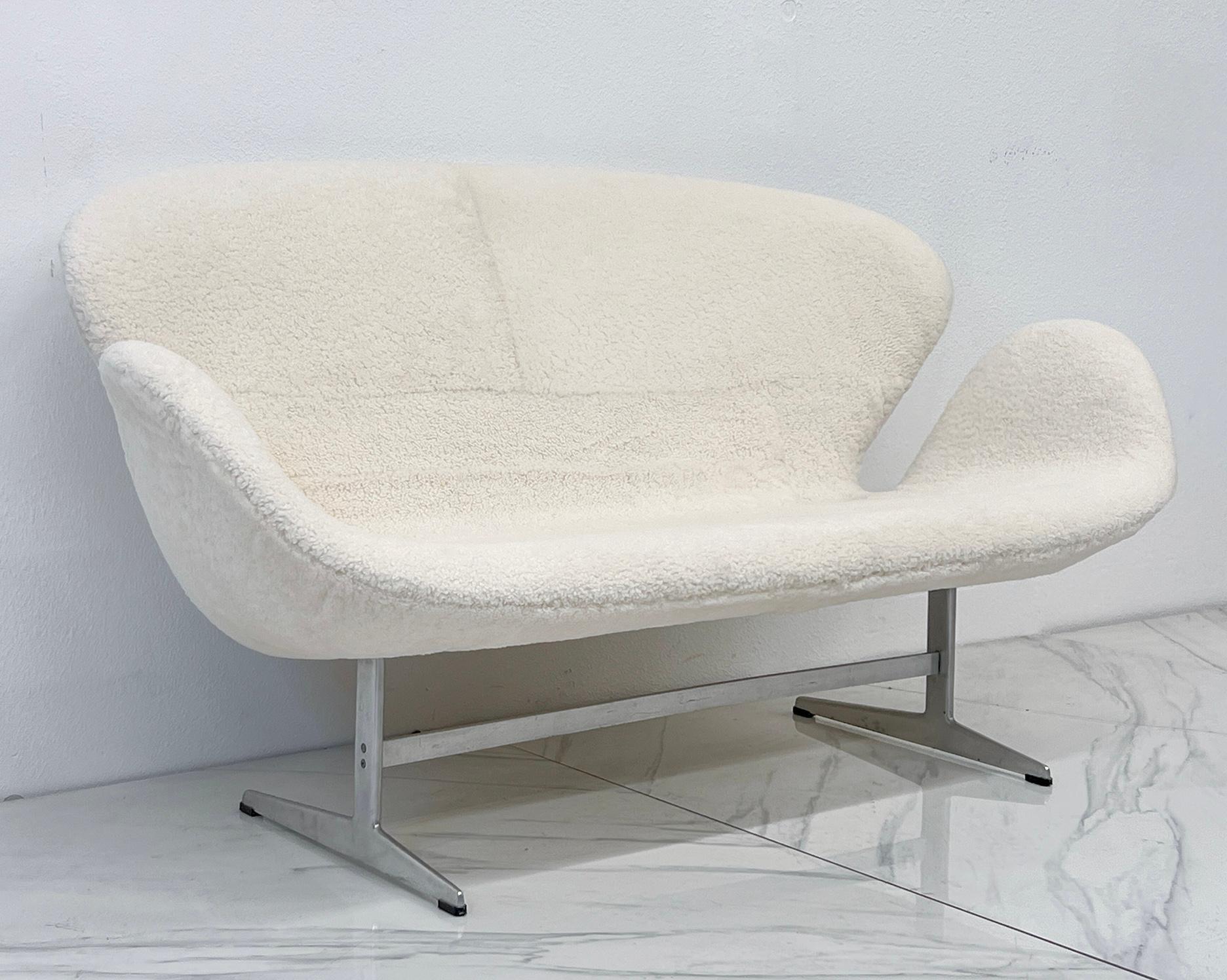 Mid-Century moderno Divano Fritz Hansen Swan di Arne Jacobsen, anni '60 in vera pelle di pecora canadese in vendita