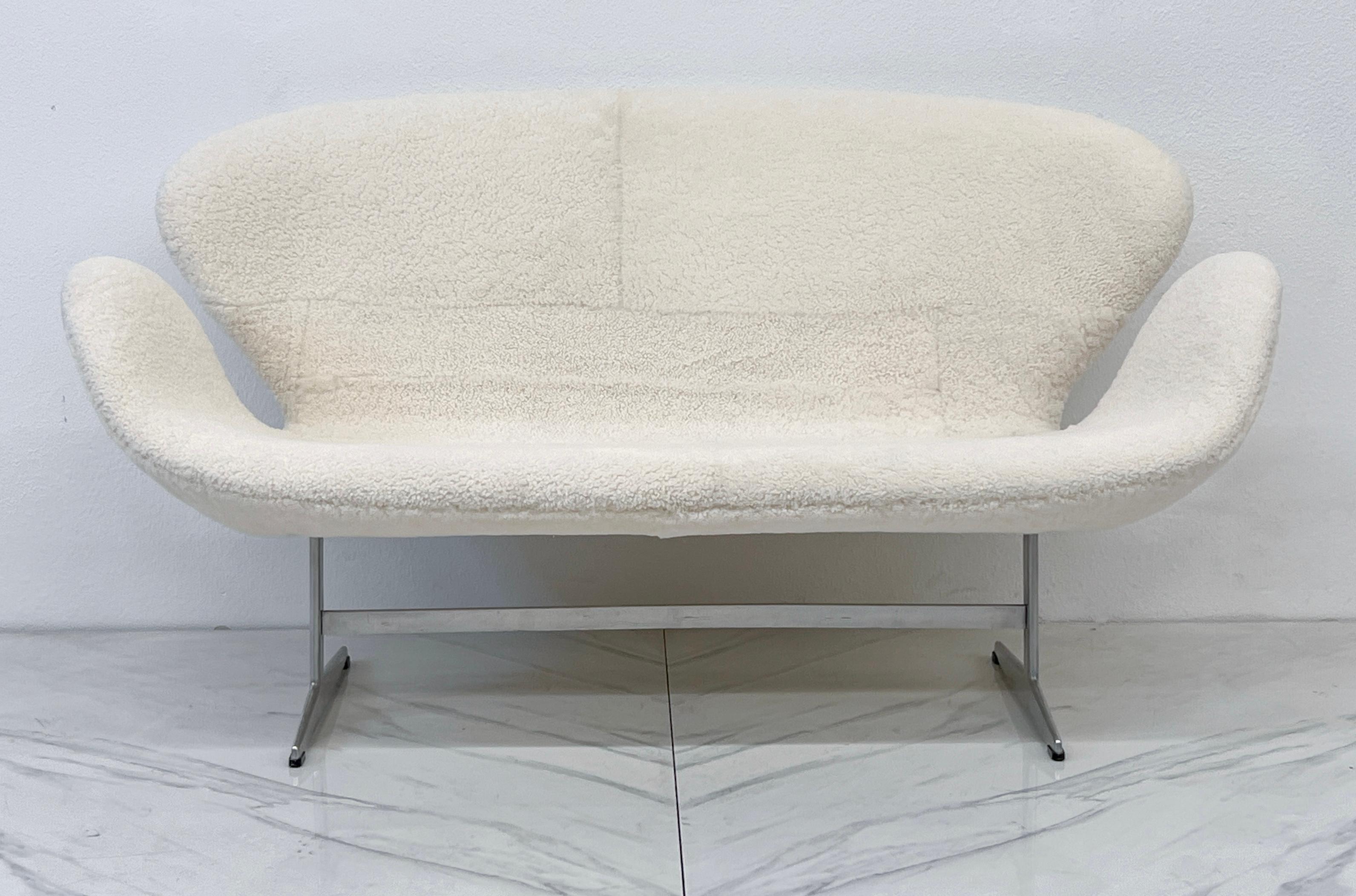 Danese Divano Fritz Hansen Swan di Arne Jacobsen, anni '60 in vera pelle di pecora canadese in vendita