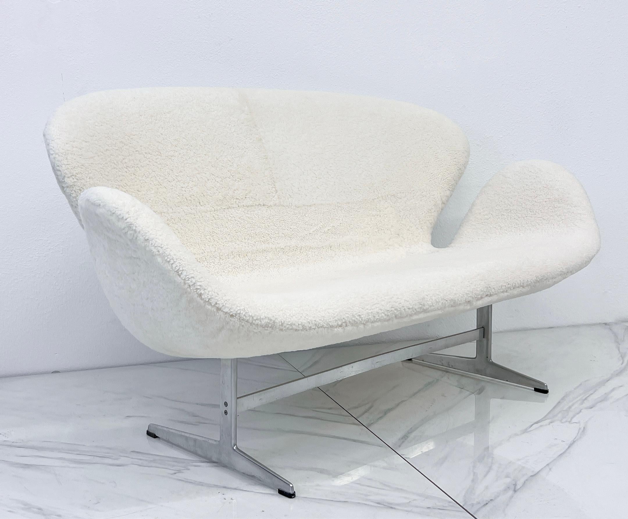 Metà XX secolo Divano Fritz Hansen Swan di Arne Jacobsen, anni '60 in vera pelle di pecora canadese in vendita