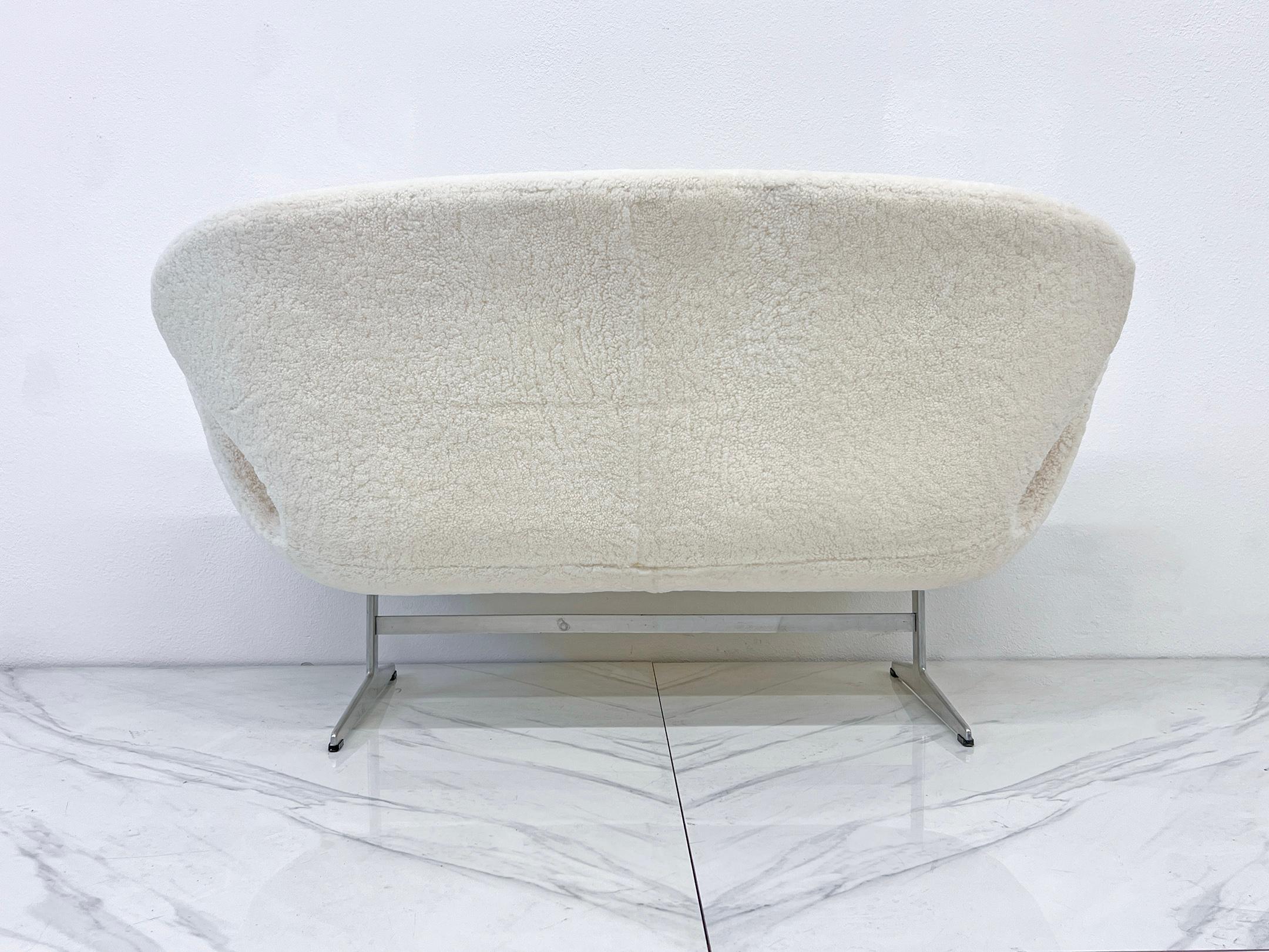 Alluminio Divano Fritz Hansen Swan di Arne Jacobsen, anni '60 in vera pelle di pecora canadese in vendita