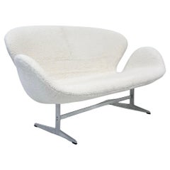 Sofá Settee Cisne Arne Jacobsen Fritz Hansen, años 60 en auténtica piel de oveja canadiense