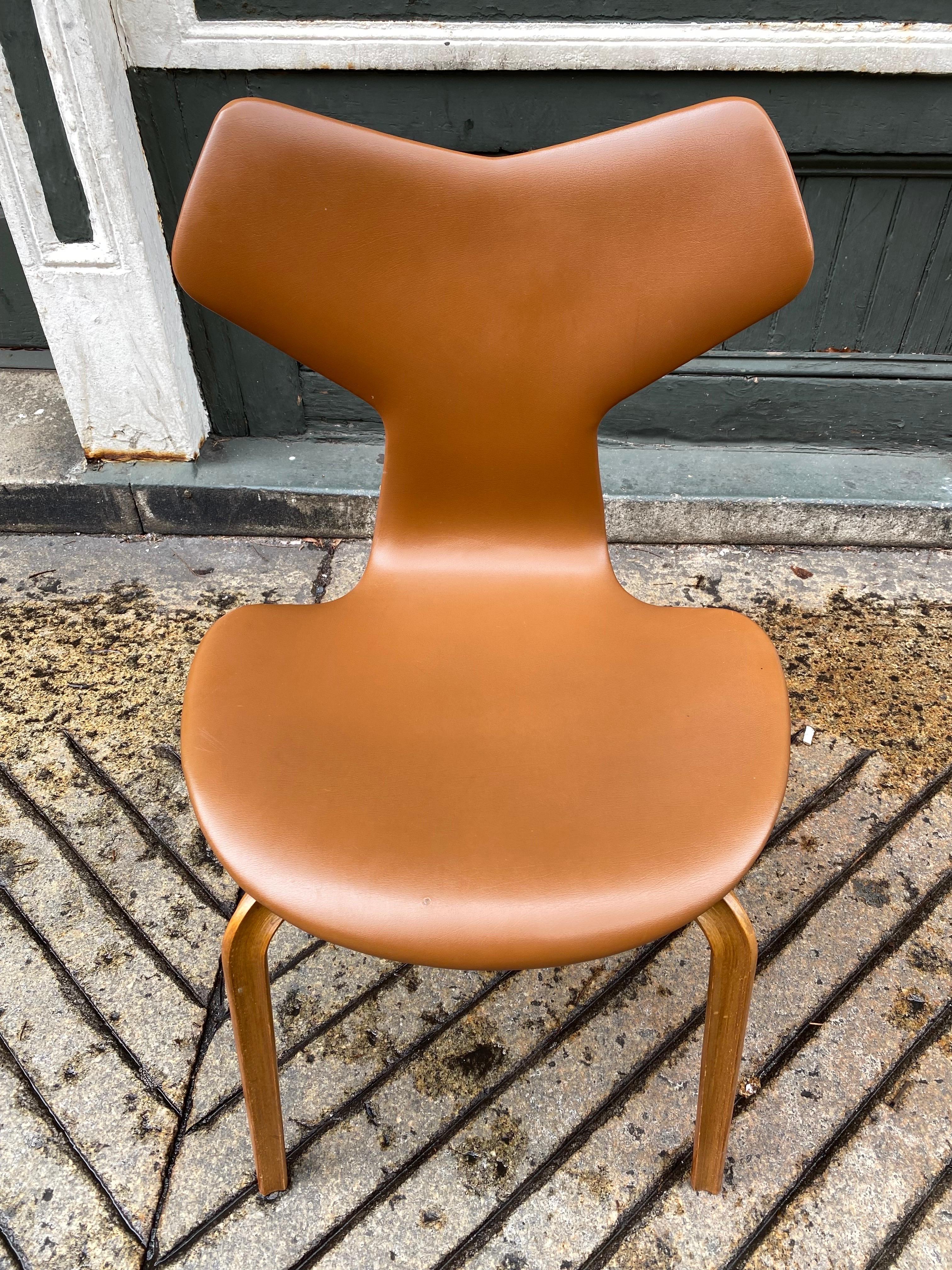 Arne Jacobsen Grand Prix Stuhl, Modell 4130. Original-Vinyl-Sitzbezug in sehr gutem Zustand. Ziemlich sauberes Exemplar, Wirbelsäule in gutem Zustand! Solider Stuhl, ideal für den Einsatz am Schreibtisch oder als zusätzlicher Stuhl für besondere