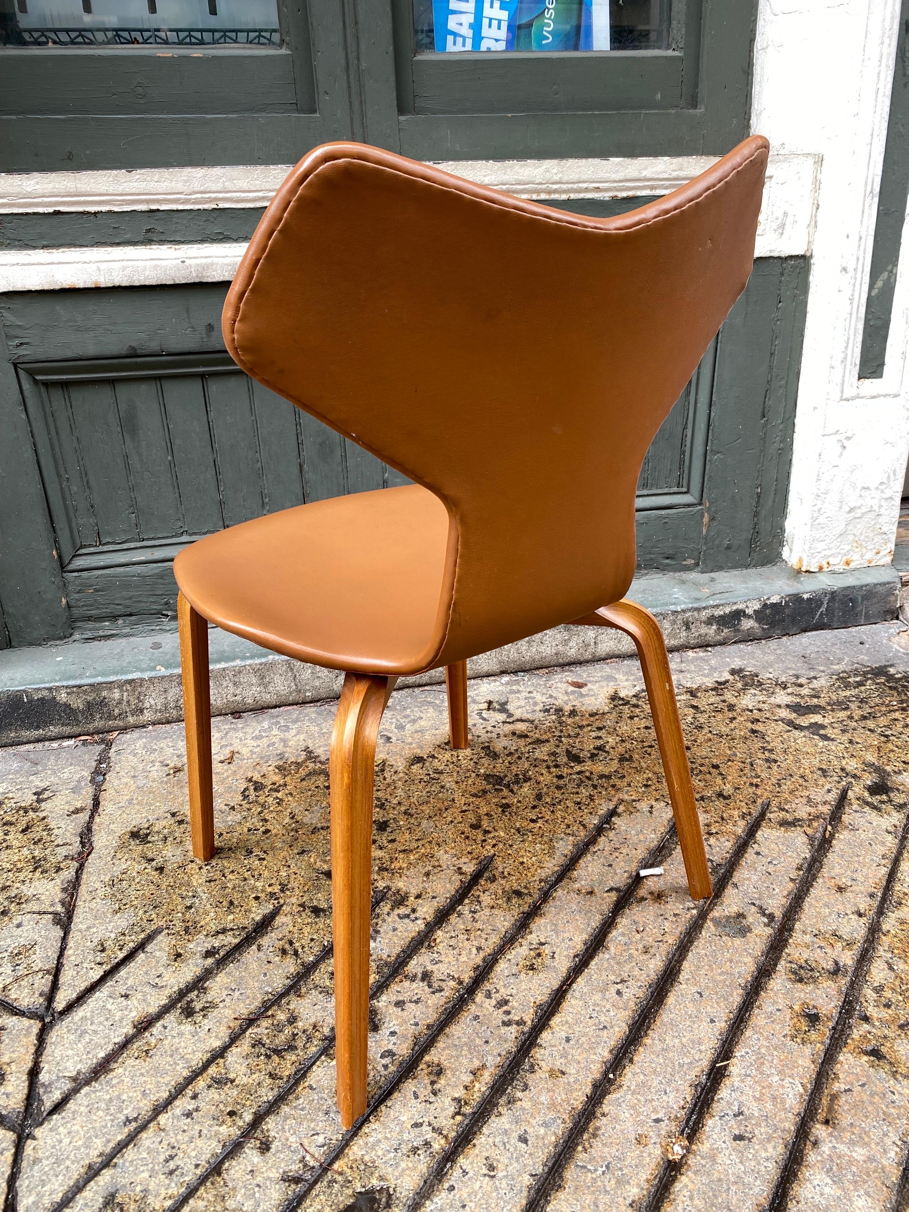 Scandinavian Modern Arne Jacobsen Grand Prix Chair 4130 For Sale
