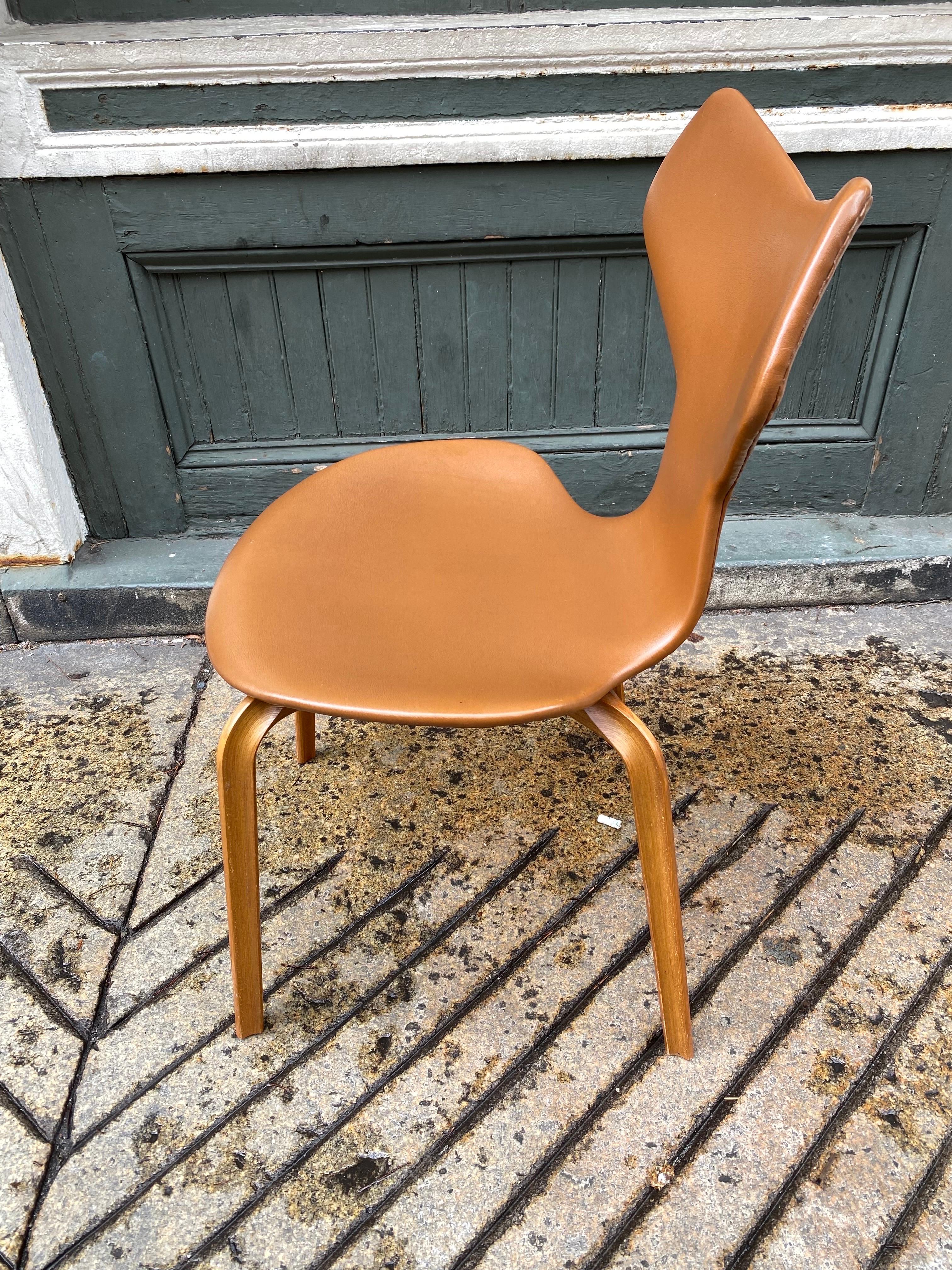 Milieu du XXe siècle Chaise Grand Prix d'Arne Jacobsen 4130 en vente