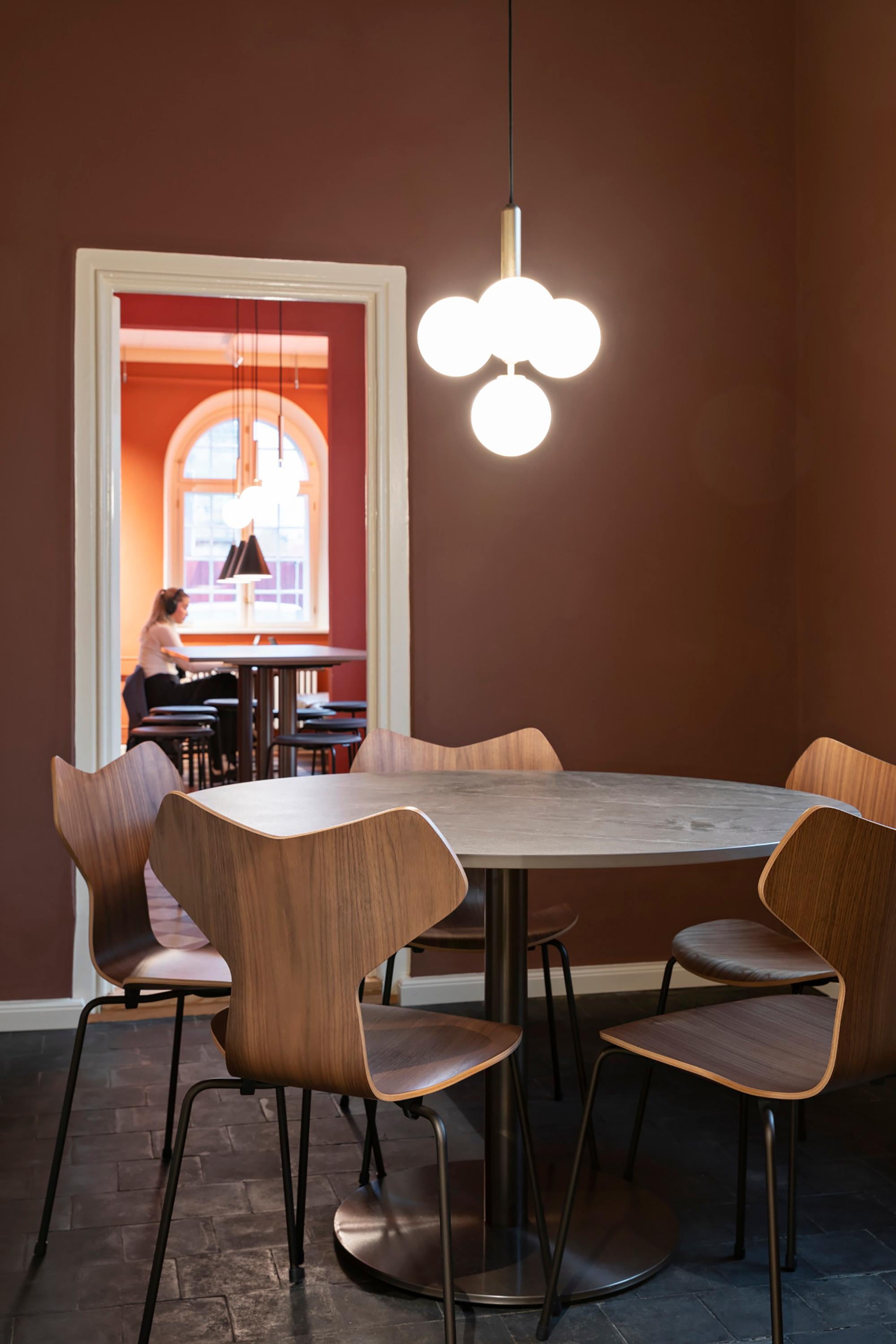 Arne Jacobsen 'Grand Prix' Stuhl für Fritz Hansen in klar lackiertem Furnier.

Fritz Hansen wurde 1872 gegründet und ist zum Synonym für legendäres dänisches Design geworden. Die Marke kombiniert zeitlose Handwerkskunst mit einem Schwerpunkt auf