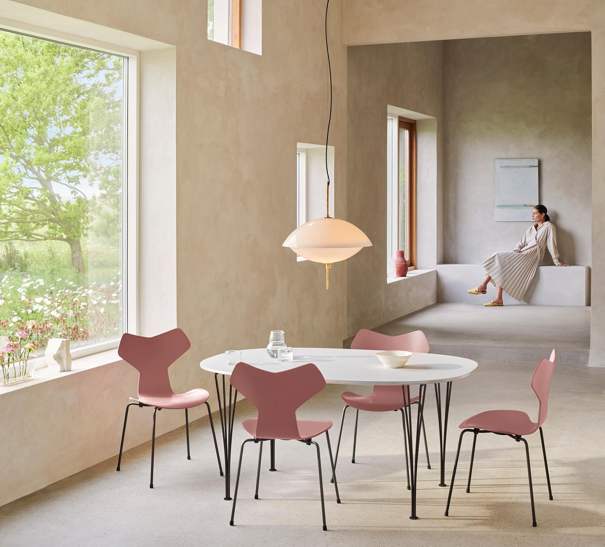 Arne Jacobsen 'Grand Prix' Stuhl für Fritz Hansen in farbigem Furnier.

Fritz Hansen wurde 1872 gegründet und ist zum Synonym für legendäres dänisches Design geworden. Die Marke kombiniert zeitlose Handwerkskunst mit einem Schwerpunkt auf