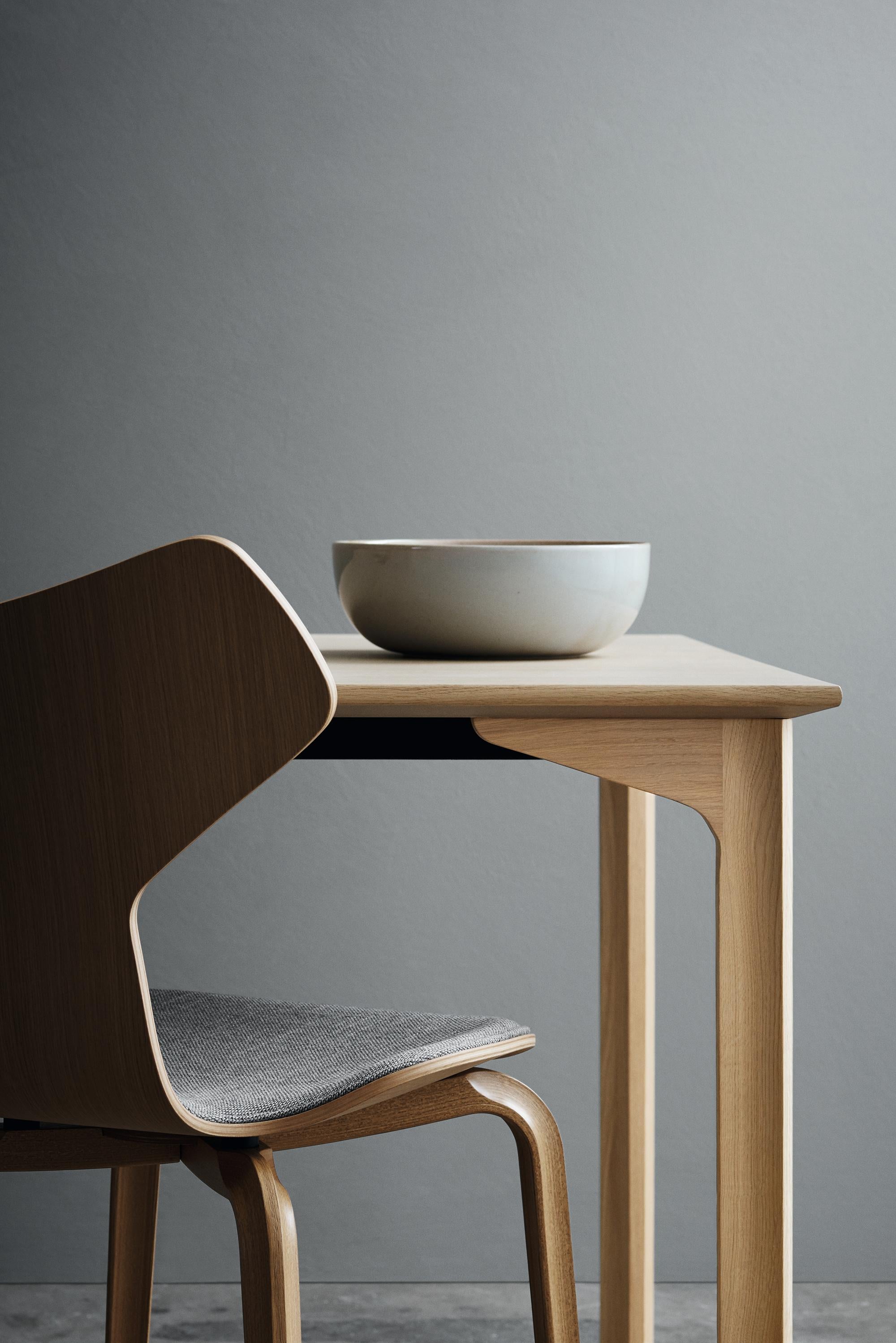 Arne Jacobsen 'Grand Prix' Chair for Fritz Hansen in Colored Veneer For Sale 1