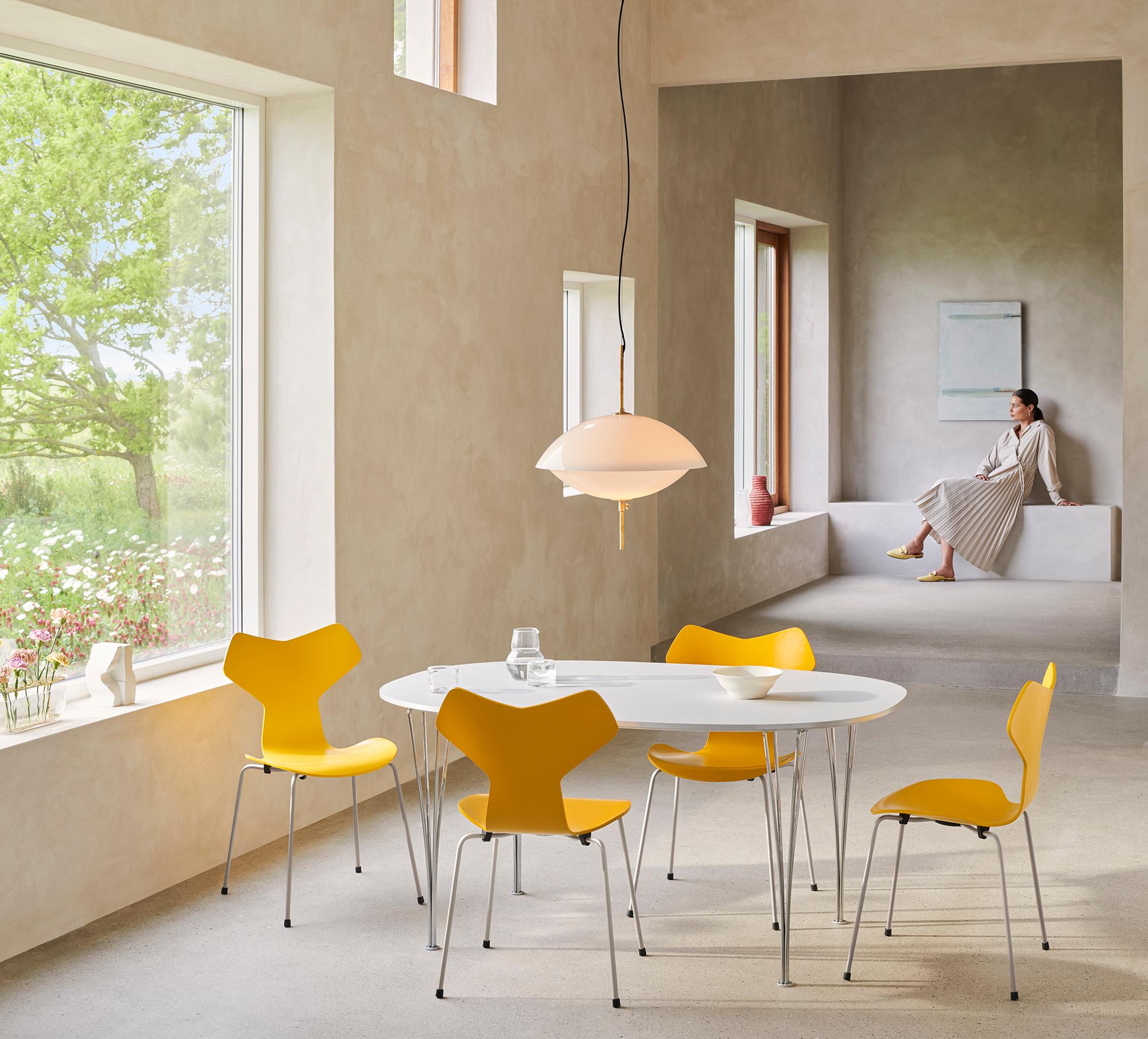 Arne Jacobsen 'Grand Prix' Stuhl für Fritz Hansen in lackiertem Furnier.

Fritz Hansen wurde 1872 gegründet und ist zum Synonym für legendäres dänisches Design geworden. Die Marke kombiniert zeitlose Handwerkskunst mit einem Schwerpunkt auf