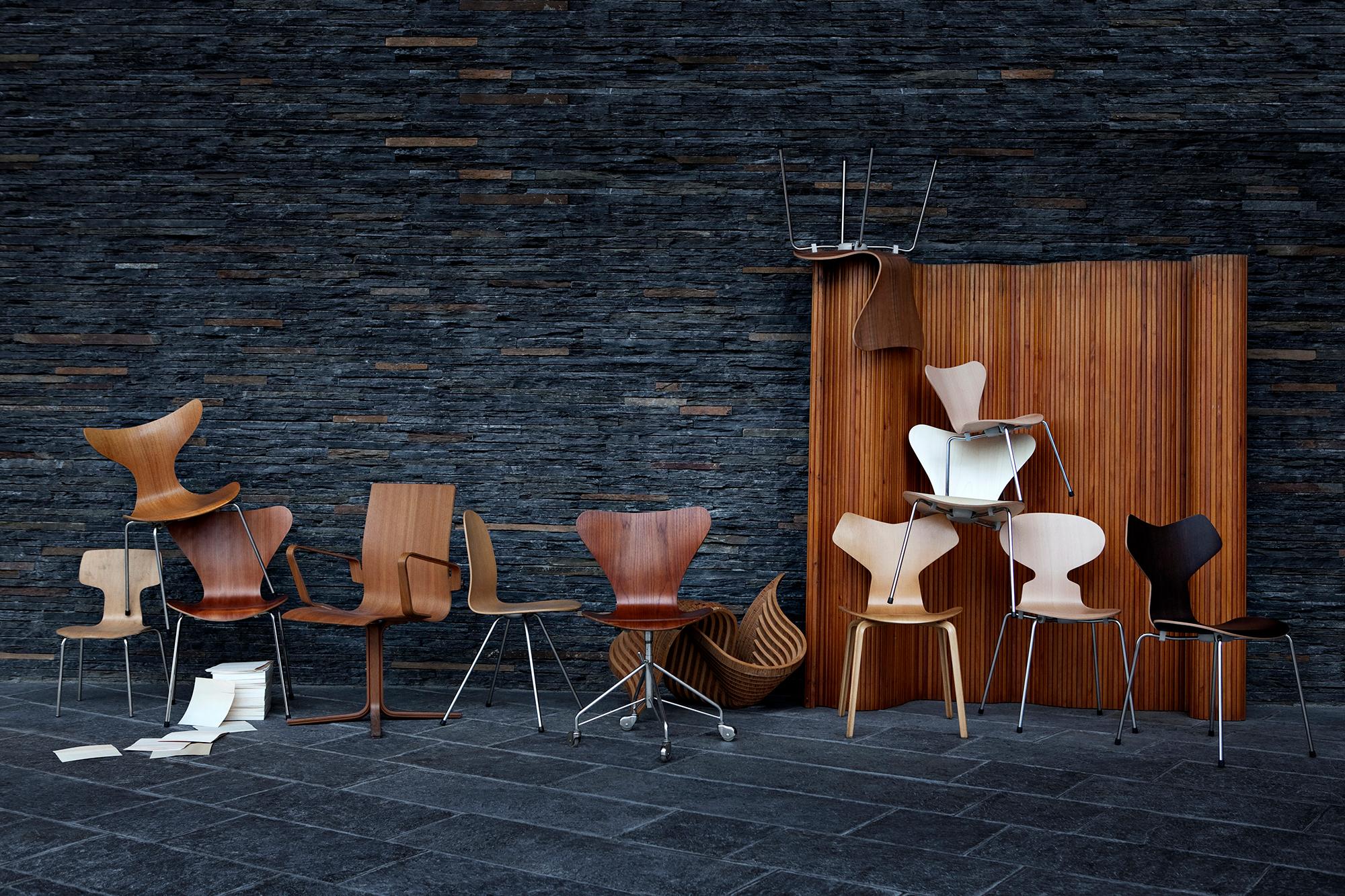 Arne Jacobsen 'Grand Prix' Stuhl für Fritz Hansen mit lackiertem Furnier (Skandinavische Moderne) im Angebot