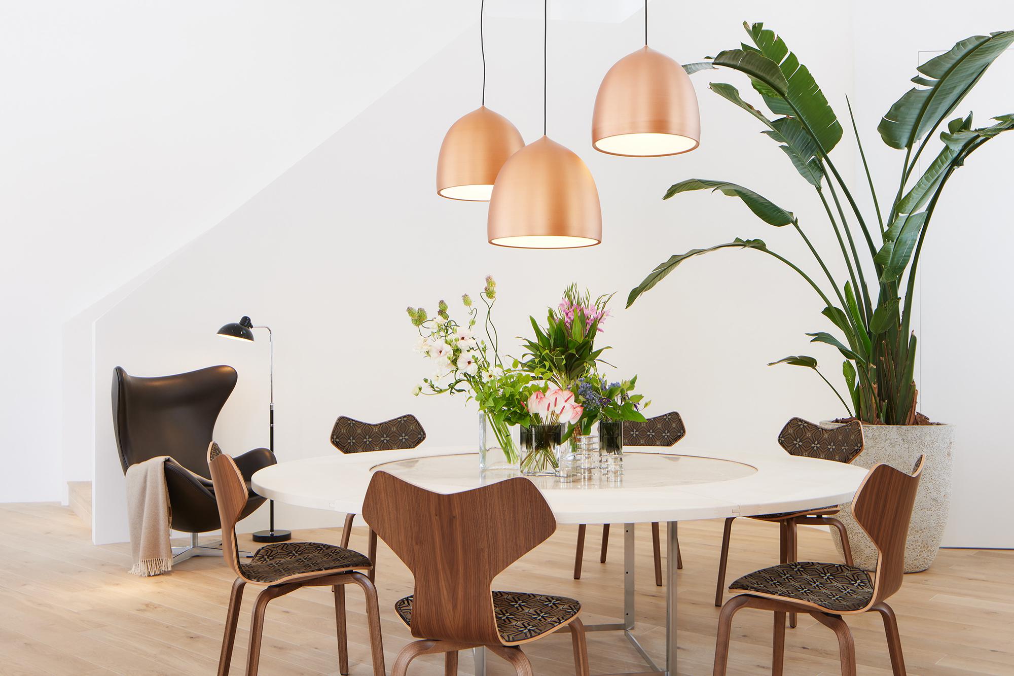 Arne Jacobsen 'Grand Prix' Stuhl für Fritz Hansen in Partial Fabric Polsterung.
 
Fritz Hansen wurde 1872 gegründet und ist zum Synonym für legendäres dänisches Design geworden. Die Marke kombiniert zeitlose Handwerkskunst mit einem Schwerpunkt auf