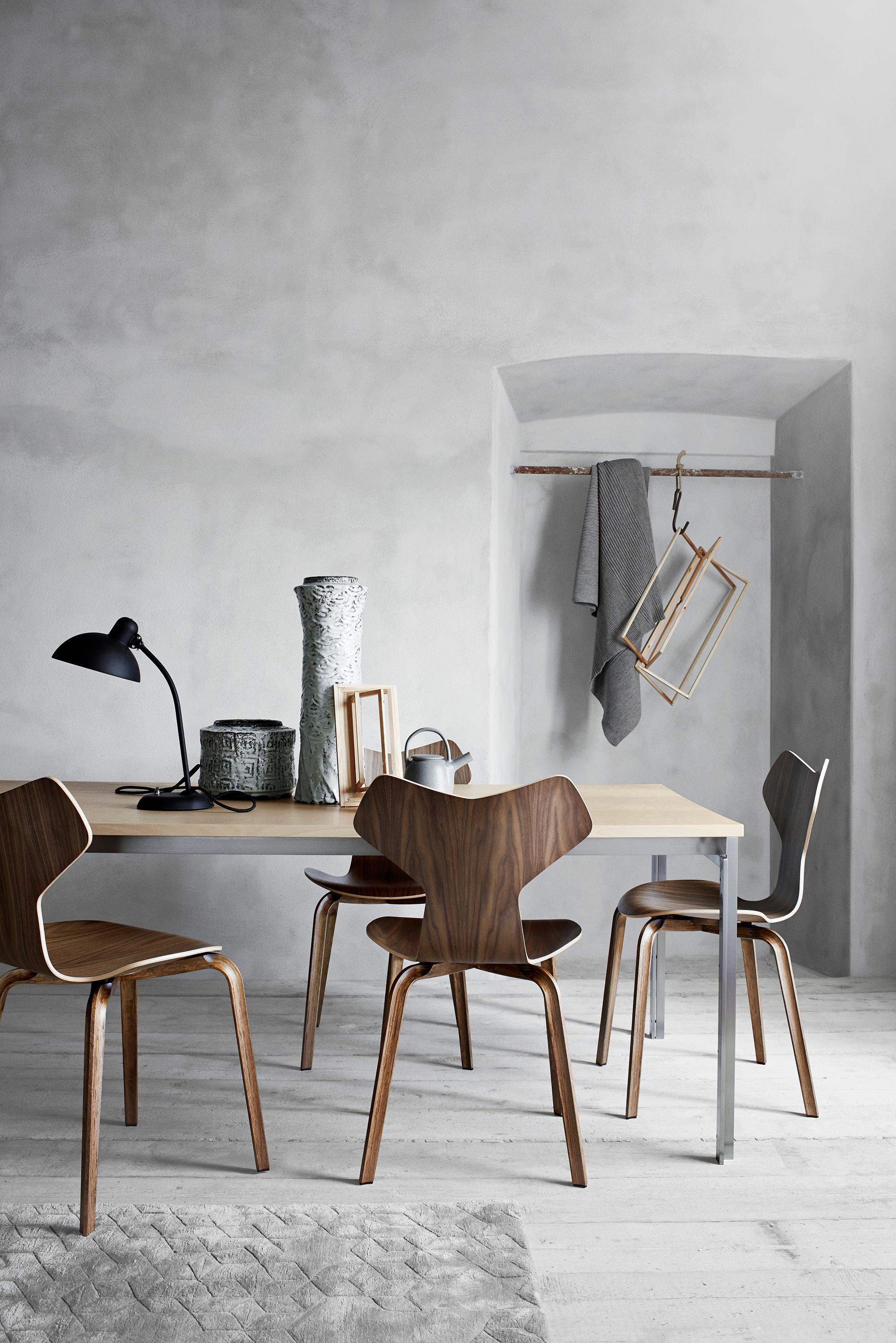Arne Jacobsen 'Grand Prix' Stuhl für Fritz Hansen in Teillederpolsterung.
 
Fritz Hansen wurde 1872 gegründet und ist zum Synonym für legendäres dänisches Design geworden. Die Marke kombiniert zeitlose Handwerkskunst mit einem Schwerpunkt auf