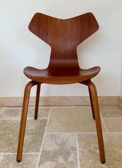 Sedia Arne Jacobsen Grand Prix in teak, prima edizione, con rara provenienza.