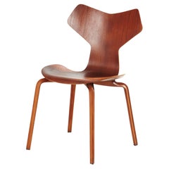 Chaise Grand Prix d'Arne Jacobsen en teck, 1ère édition, avec une provenance rare.