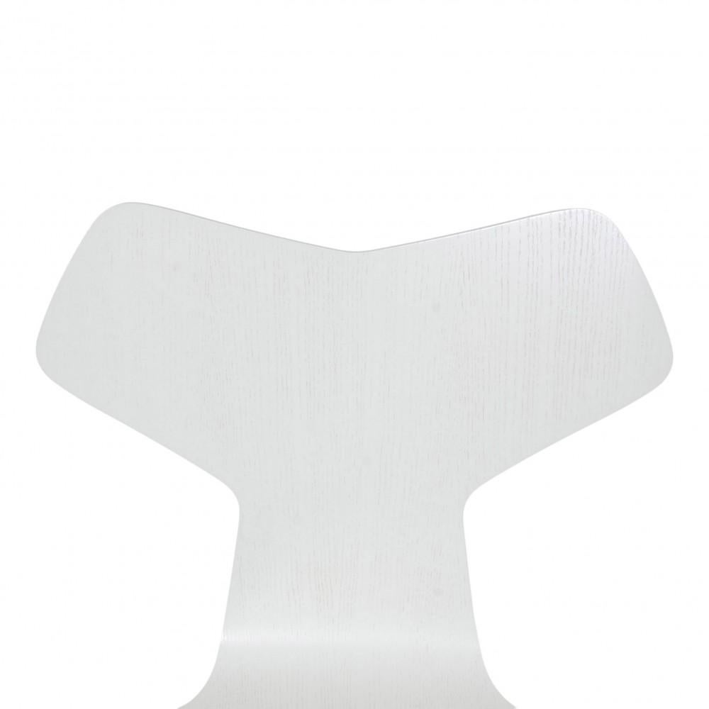 Scandinavian Modern Arne Jacobsen Grand Prix chair of light grey ash and with wooden legs