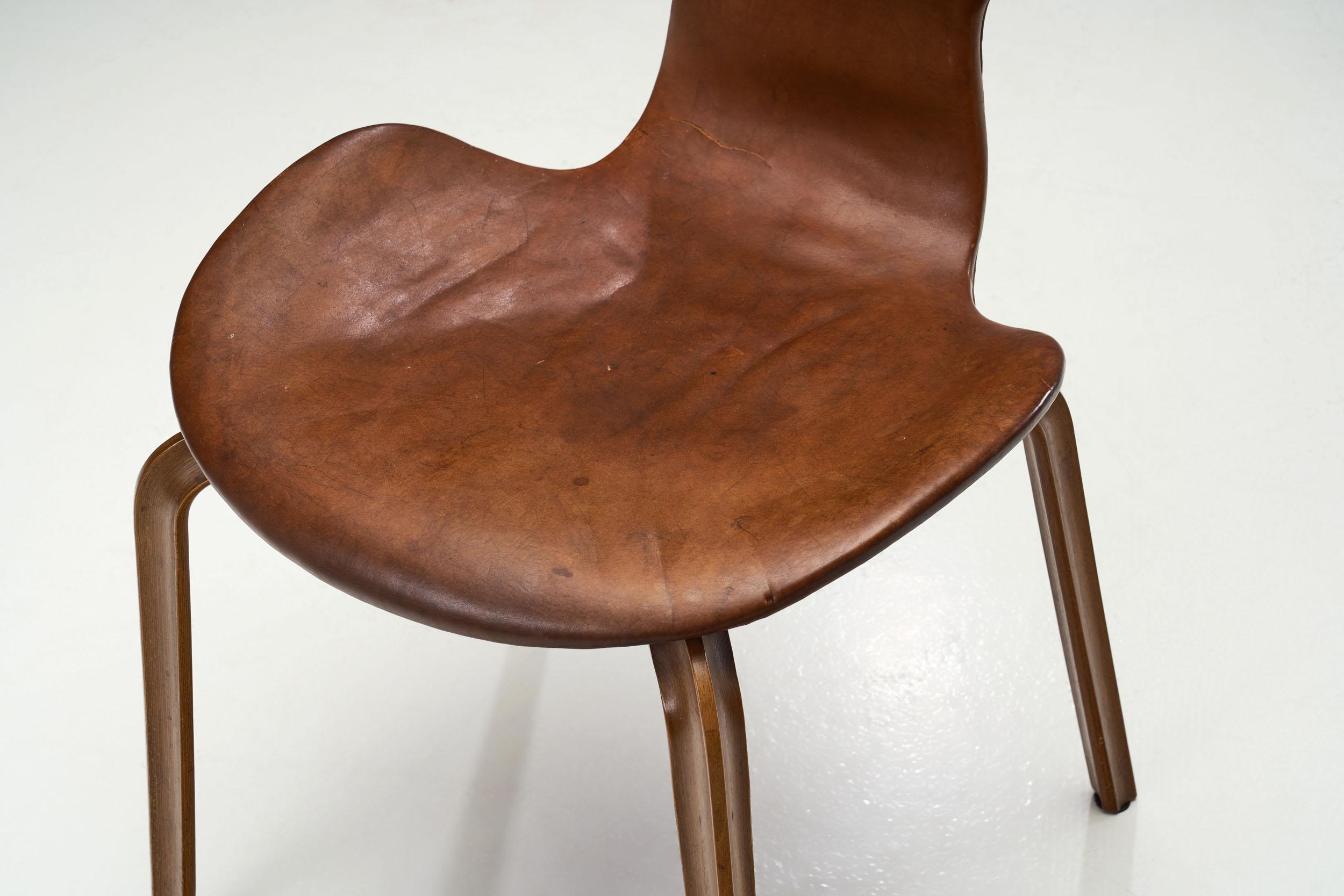 Arne Jacobsen “Grand Prix” Chairs for Fritz Hansen, Denmark 1950s For Sale 2
