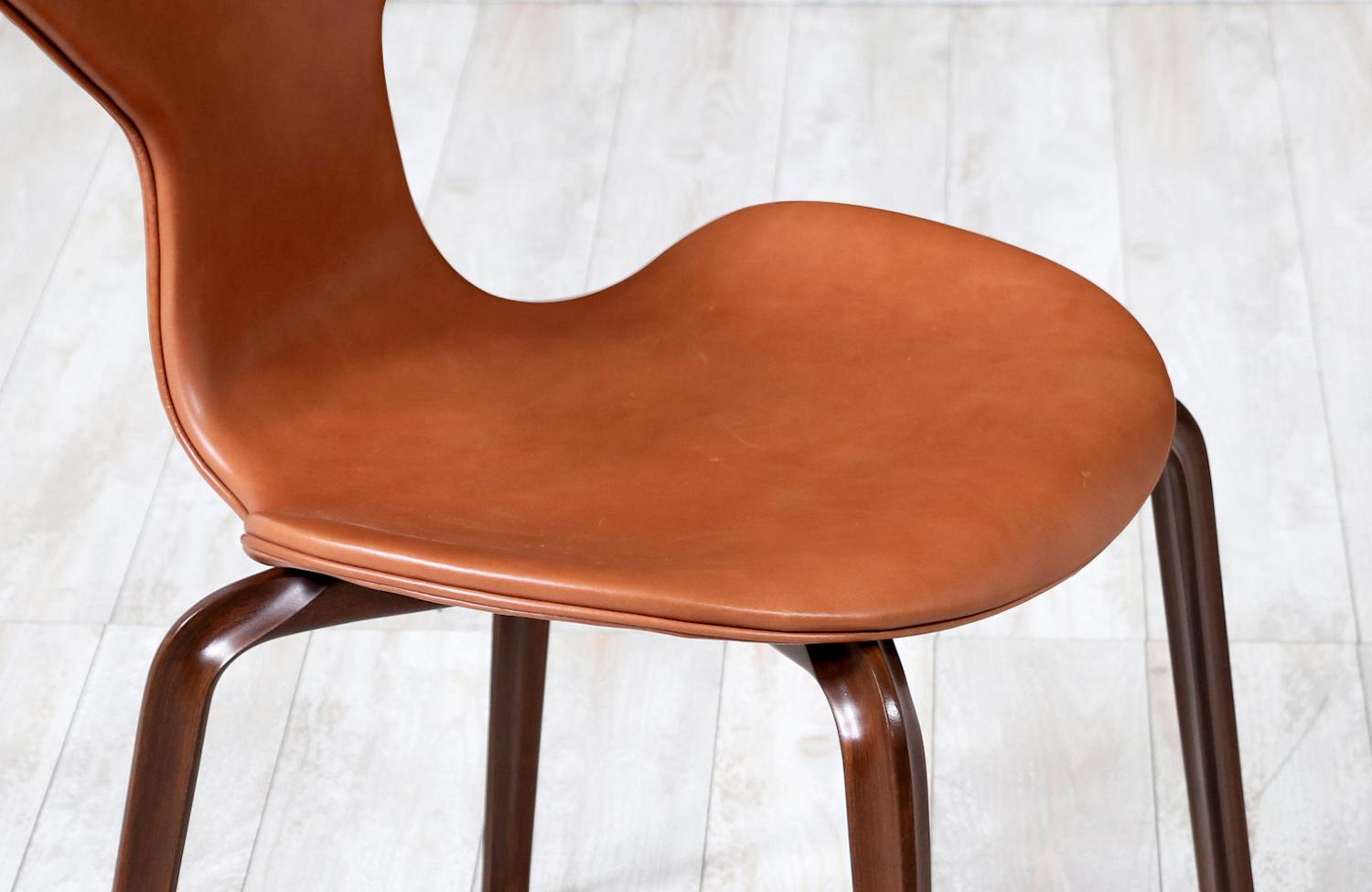 Milieu du XXe siècle Expert en restauration - Chaise en cuir 