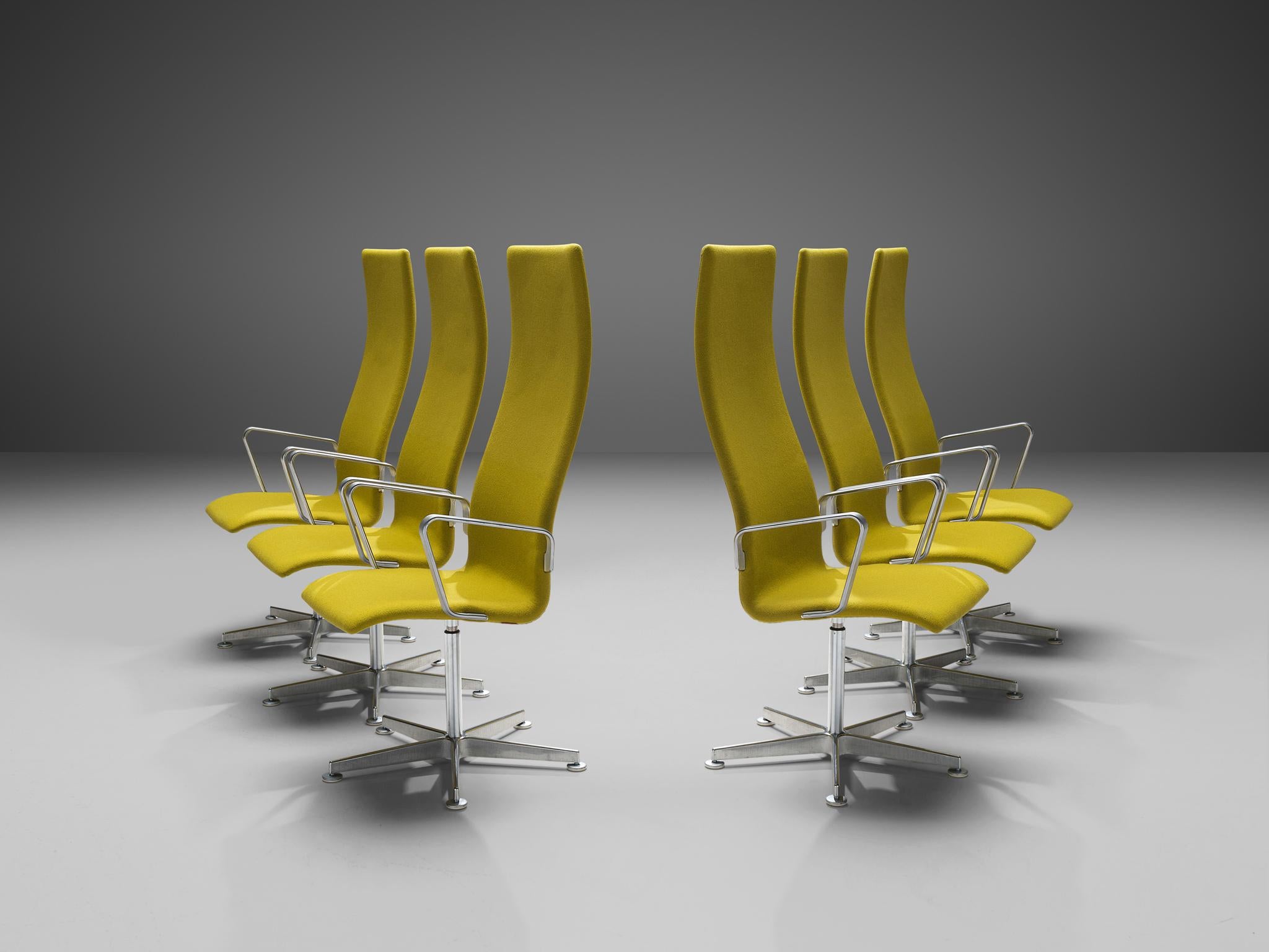 Arne Jacobsen pour Fritz Hansen, ensemble de six chaises de bureau 'Oxford' modèle 3272, aluminium, bois, tissu d'ameublement, Royaume-Uni, design 1965, production ultérieure.

La version originale de la chaise 