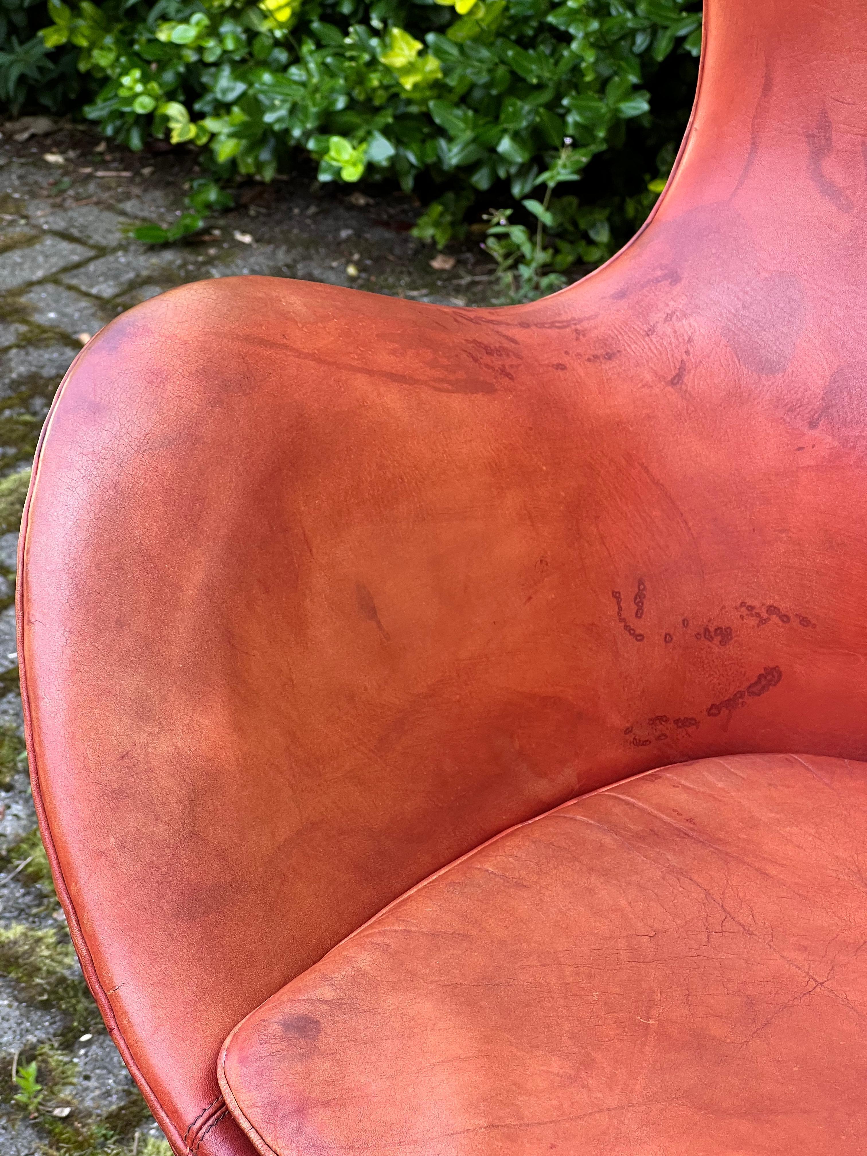 Milieu du XXe siècle Arne Jacobsen fauteuil œuf emblématique en cuir cognac, début des années 60, Fritz Hansen en vente