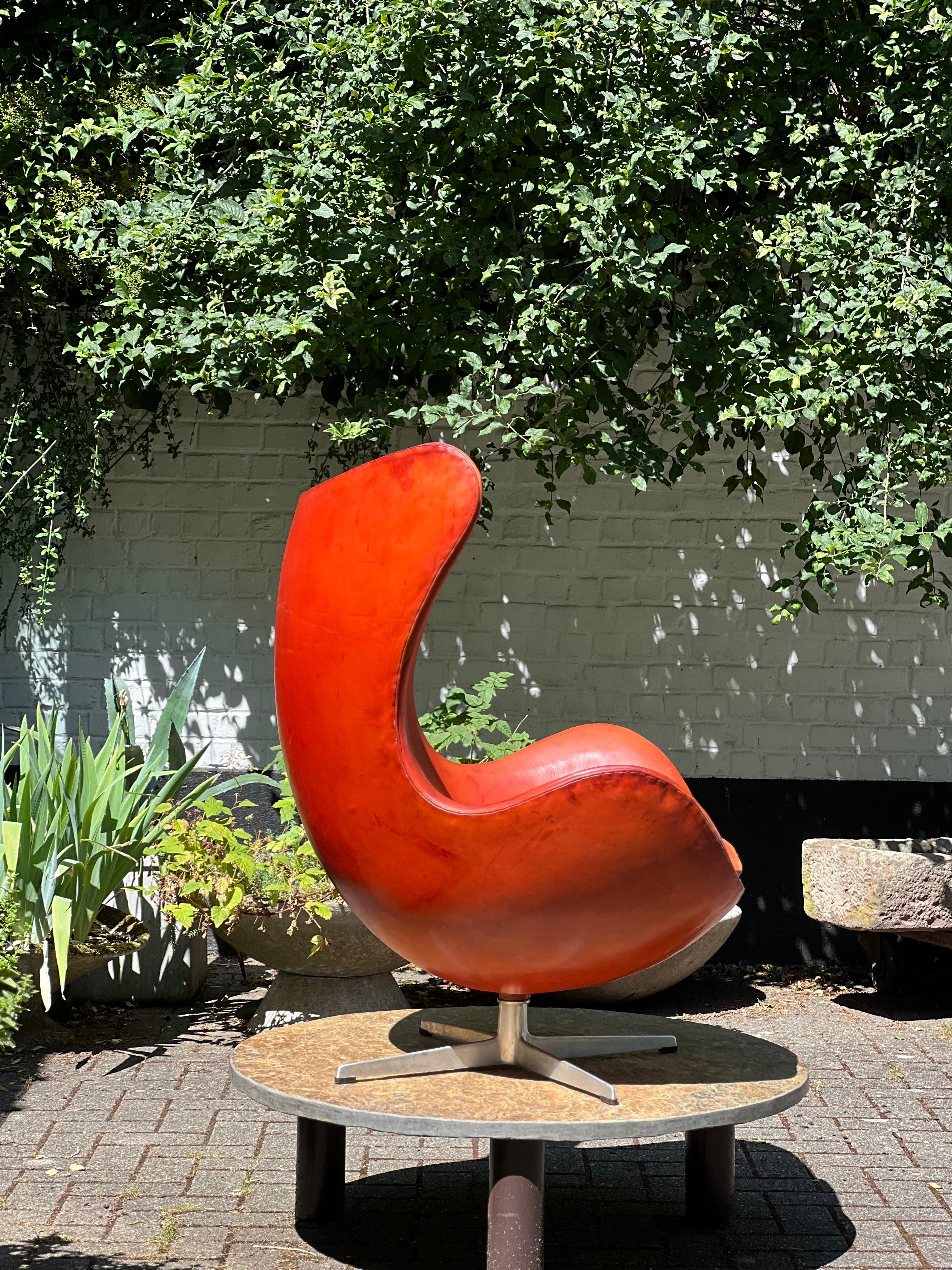 Arne Jacobsen fauteuil œuf emblématique en cuir cognac, début des années 60, Fritz Hansen en vente 1