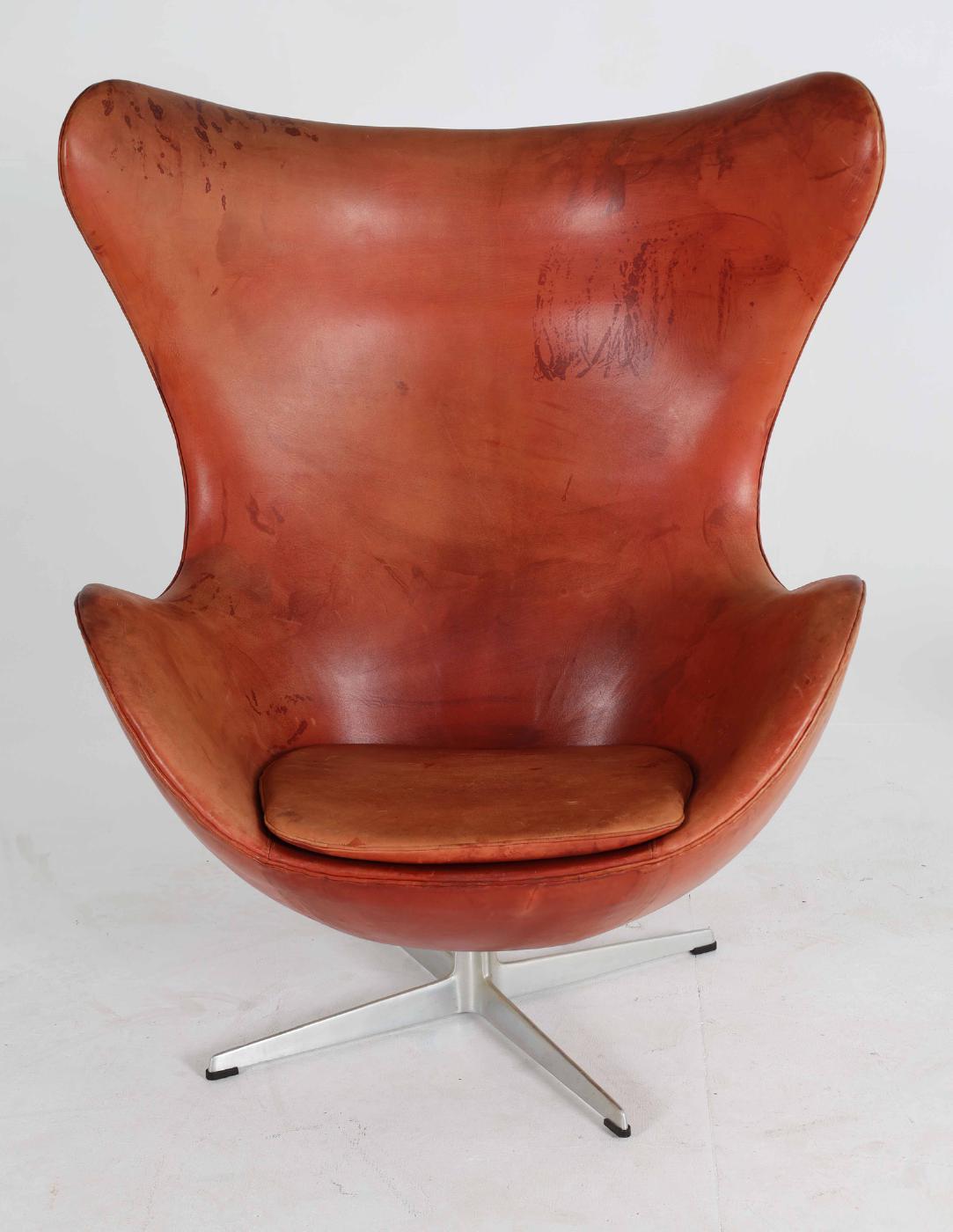 Early original Egg chair by master Danish architect Arne Jacobsen. Model designed for the Royal Hotel SAS in Copenhagen and completed in 1958. Lots of patina and traces of use but the leather is super strong and in very nice condition. The leather