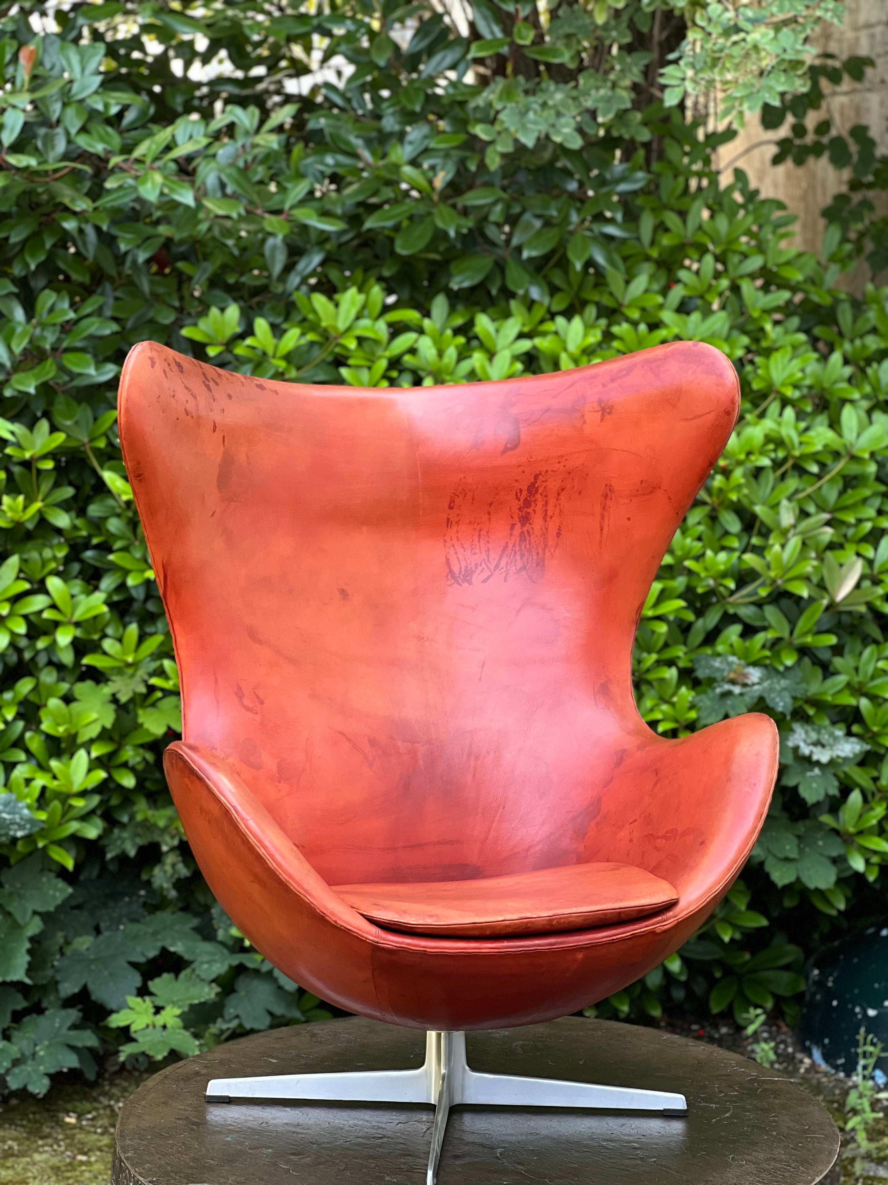 Early original Egg chair by master Danish architect Arne Jacobsen. Model designed for the Royal Hotel SAS in Copenhagen and completed in 1958. Lots of patina and traces of use but the leather is super strong and in very nice condition. The leather