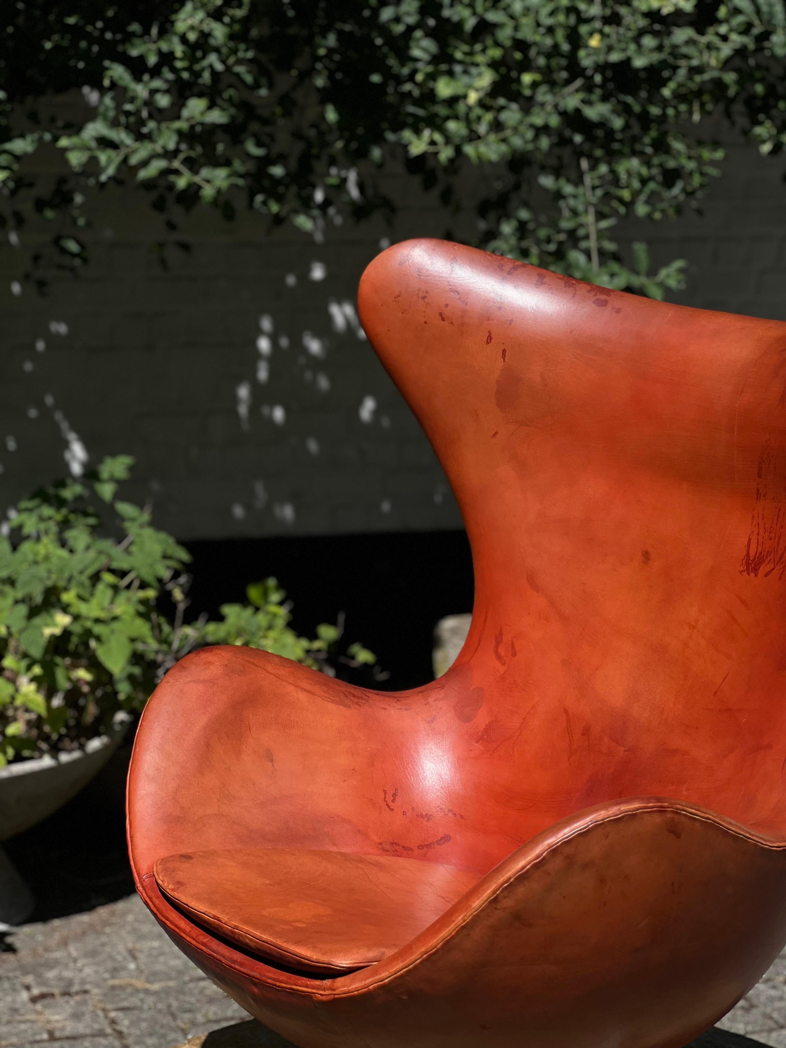 Arne Jacobsen Ikonischer Eierstuhl Cognacfarbenes Leder frühe 60er Jahre Original Fritz Hansen (Patiniert) im Angebot
