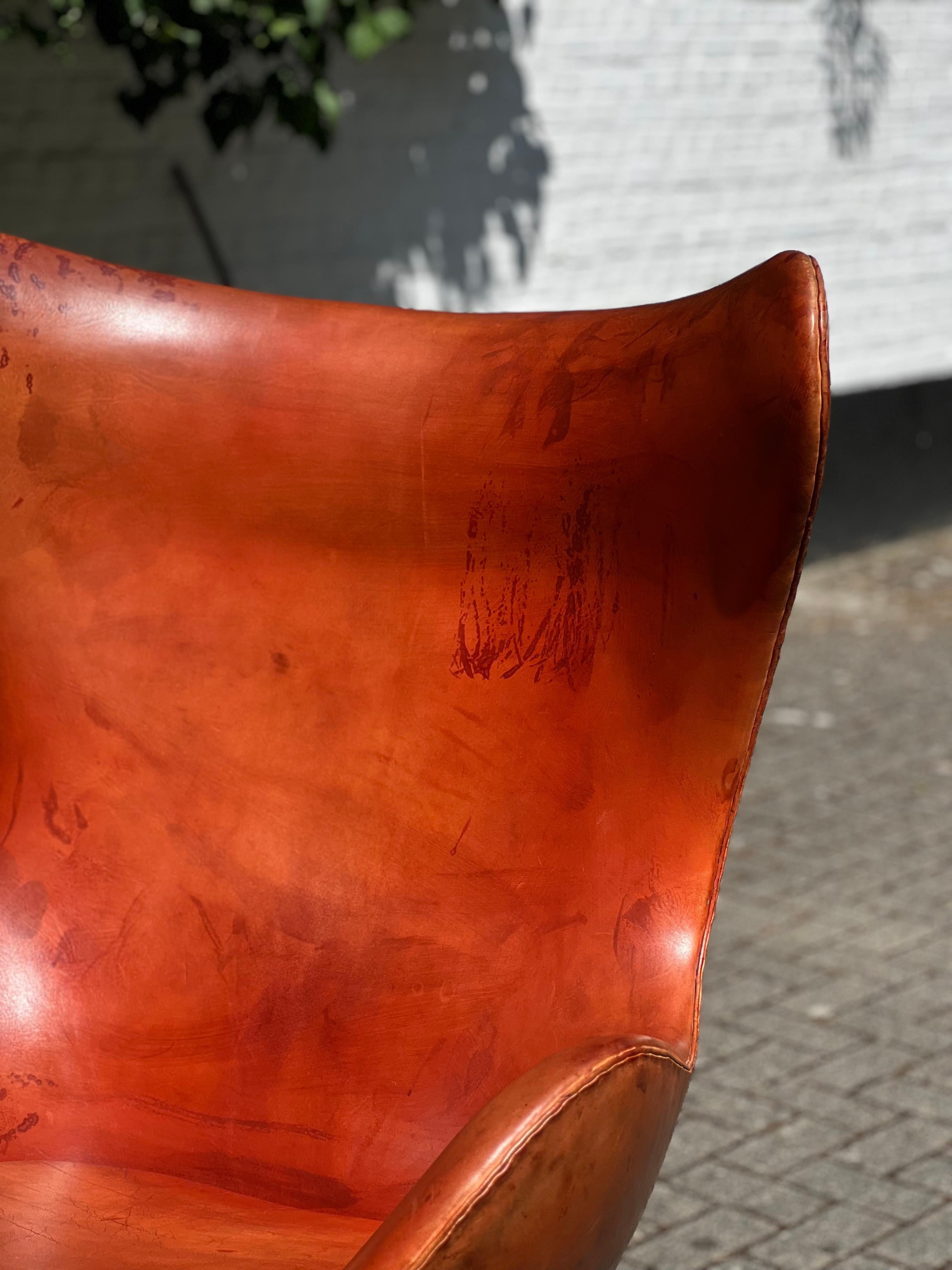 Scandinave moderne Arne Jacobsen fauteuil œuf emblématique en cuir cognac, début des années 60, Fritz Hansen en vente