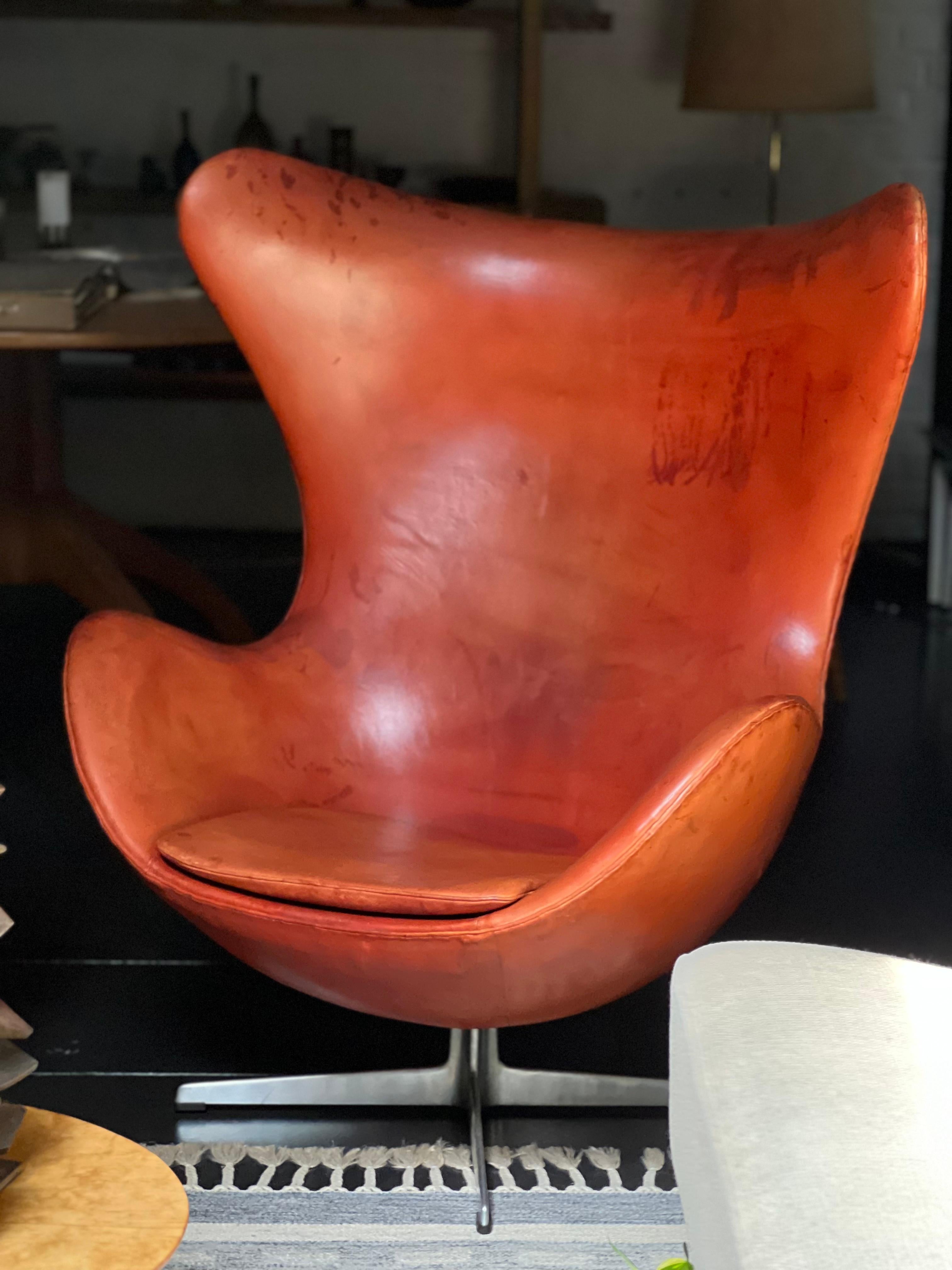 Patiné Arne Jacobsen fauteuil œuf emblématique en cuir cognac, début des années 60, Fritz Hansen en vente
