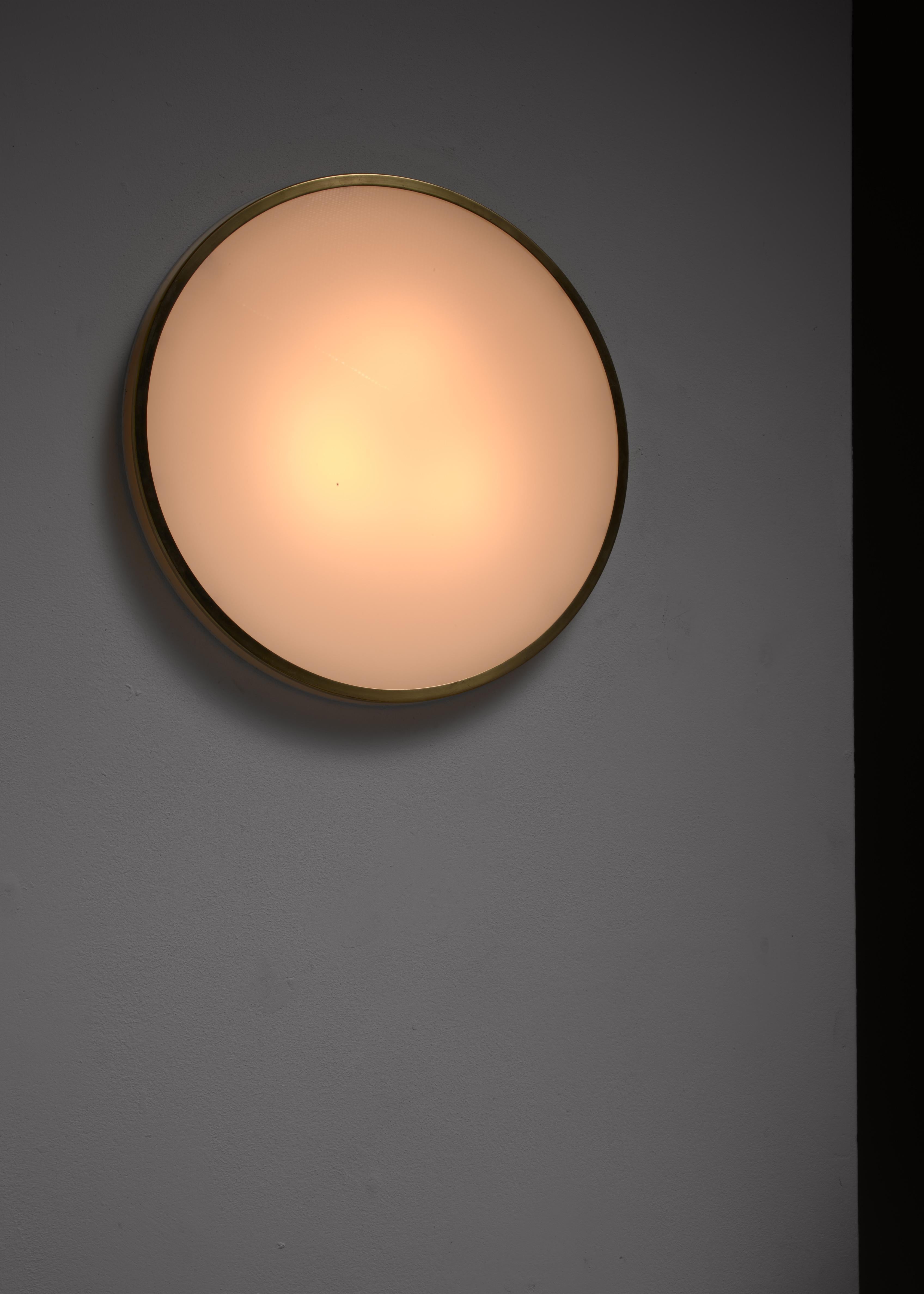 A set of 10 large and round, recessed ceiling or wall lamps, designed by Arne Jacobsen for the Munkegaard school in Gentofte, 1955.
The lamp has an opaline glass diffuser in a metal frame with a brass rim.

   