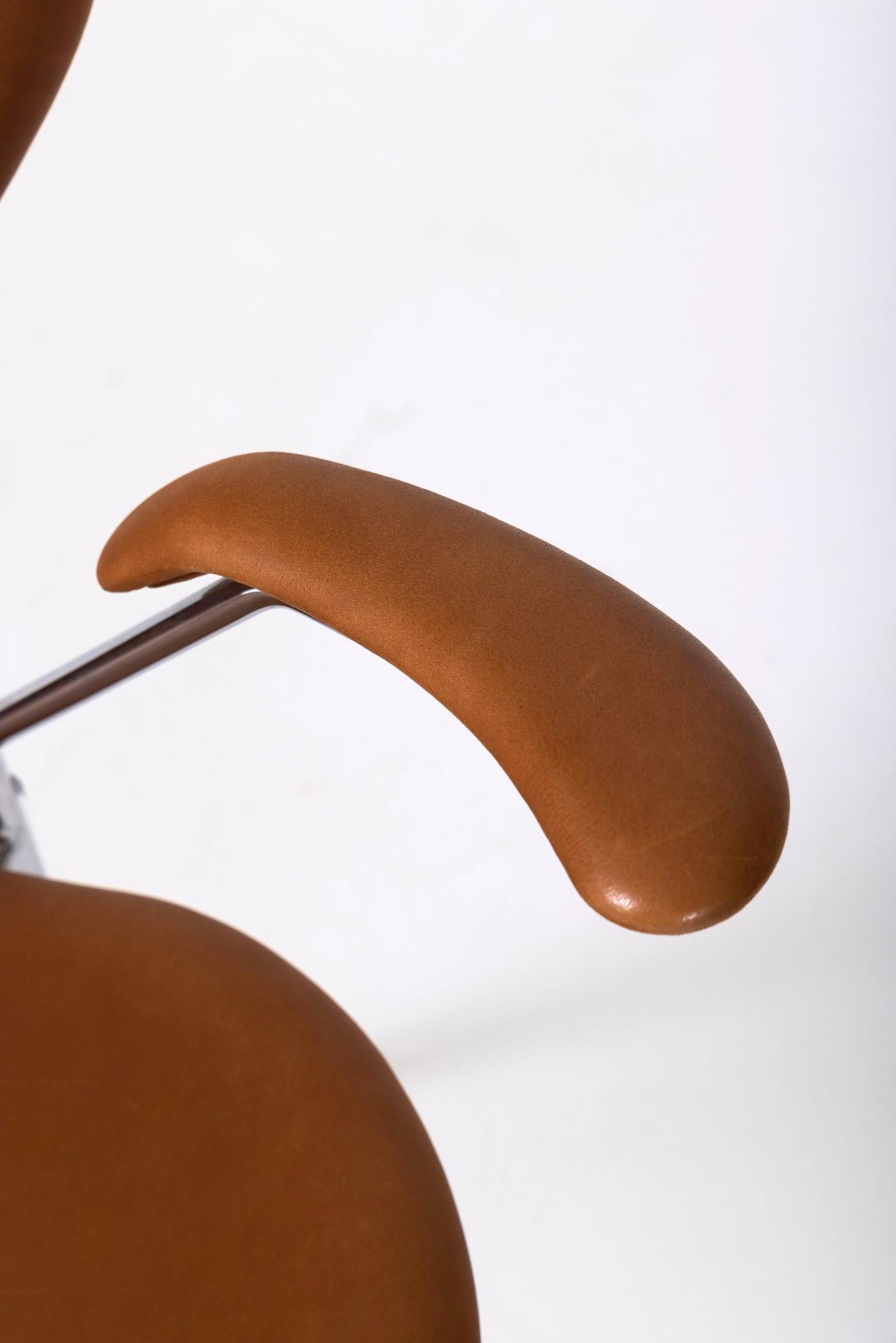Arne Jacobsen leather armchair For Sale 6