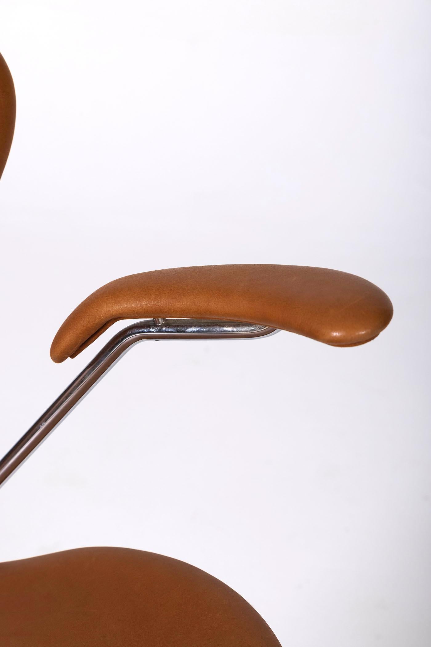 Fauteuil en cuir Arne Jacobsen en vente 7