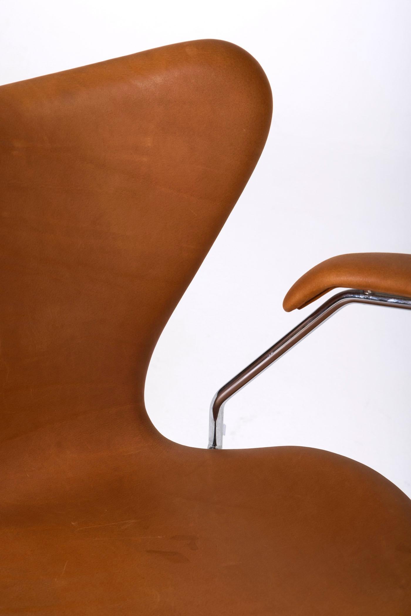 Arne Jacobsen leather armchair For Sale 8