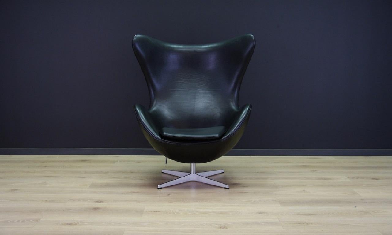 A swivel chair made in the 1960s. It was produced by the well-known Danish factory Fritz Hansen. It was designed by the Danish design icon Arne Jacobsen. Model 3316.

The construction was made of wood. The armchair is covered with original high