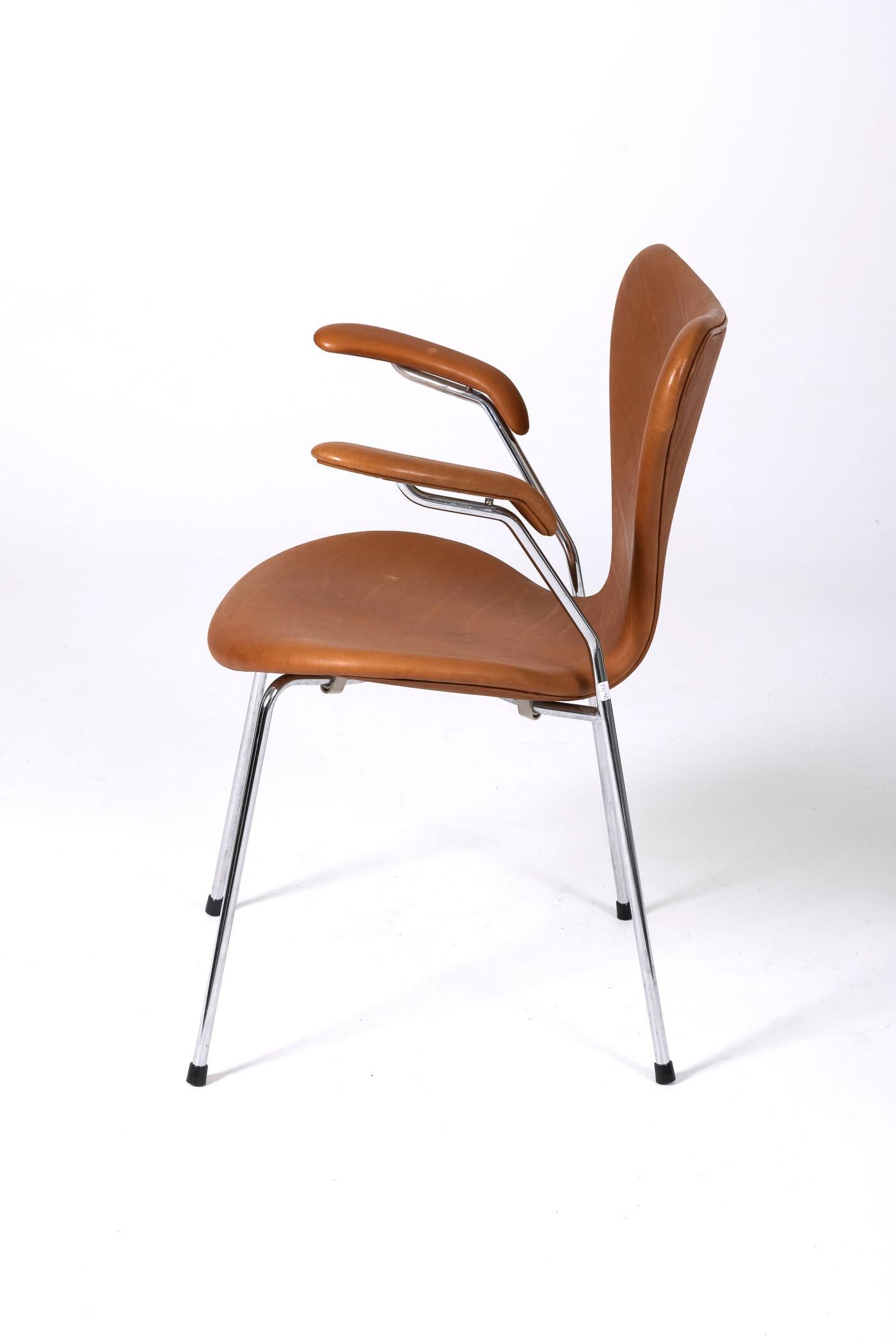 Arne Jacobsen leather armchair In Good Condition For Sale In PARIS, FR