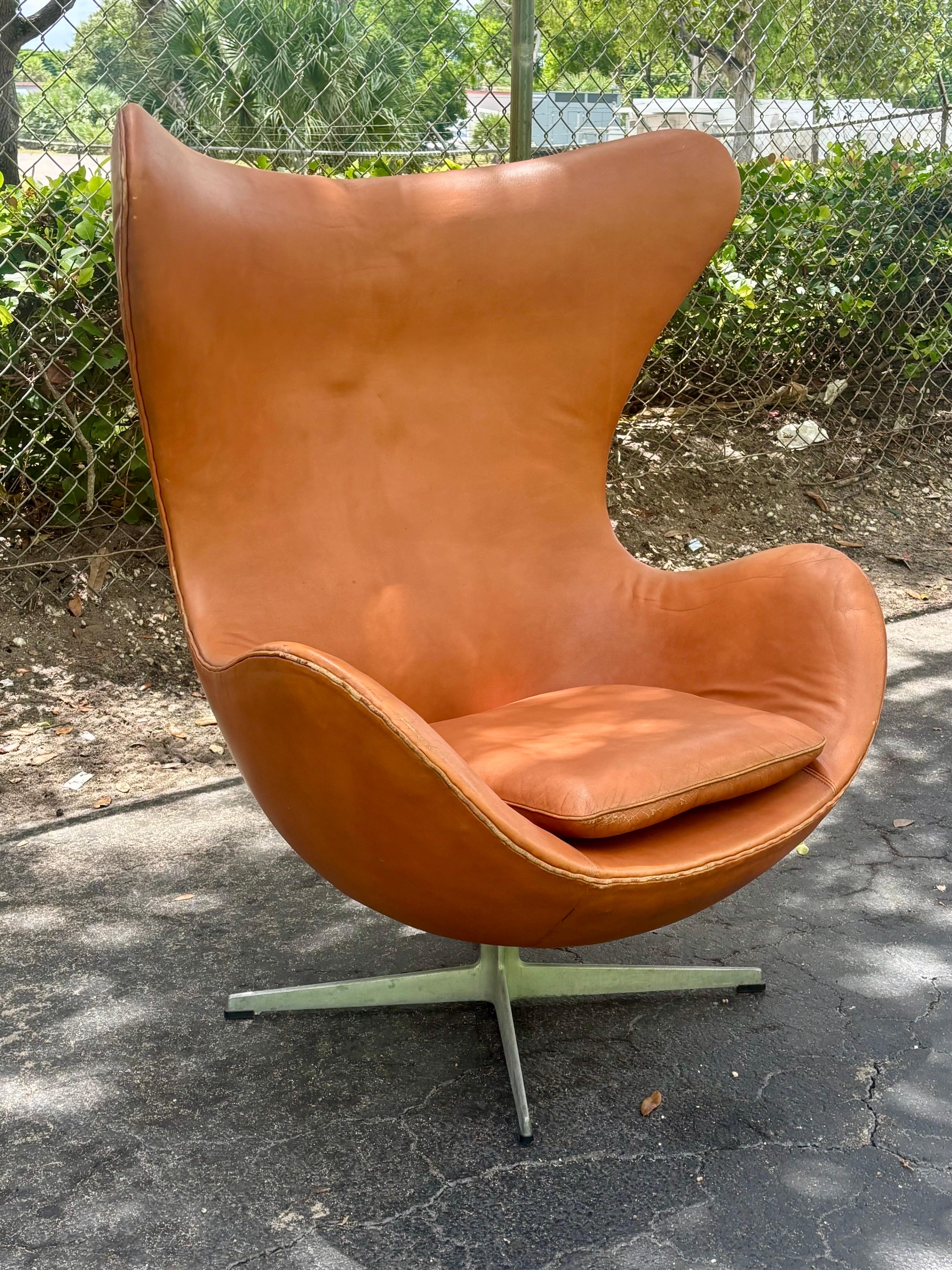 Authentischer Arne Jacobsen Egg Stuhl für Fritz Hansen. Ikonischer Entwurf von Arne aus dem Jahr 1958 für das SAS Royal Hotel in Kopenhagen. 

Dies ist ein Vintage-Modell aus den 1960er Jahren. In seinem ursprünglichen hellbraunen Leder mit