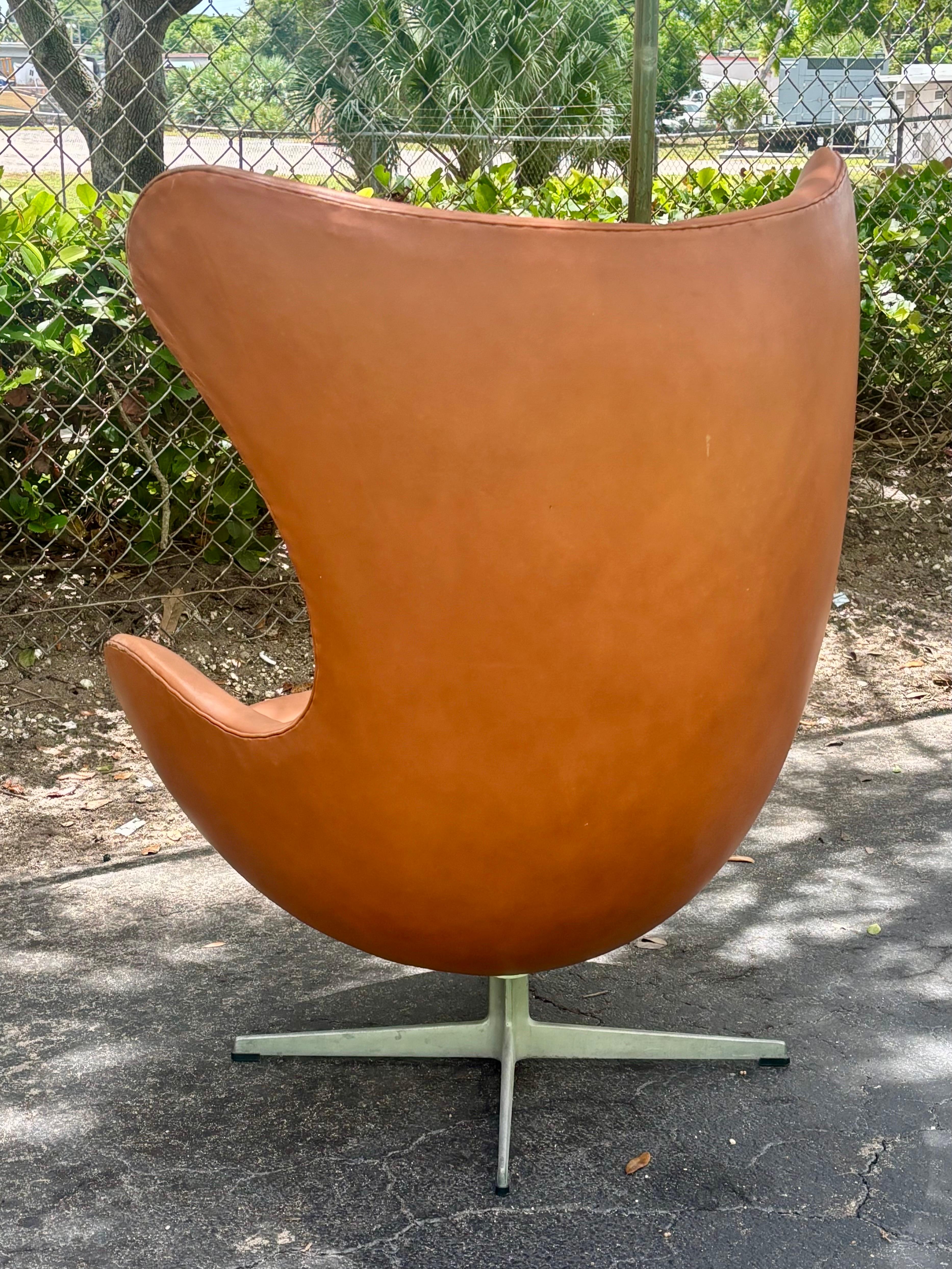 Arne Jacobsen Leder Egg Chair für Fritz Hansen (Moderne der Mitte des Jahrhunderts) im Angebot