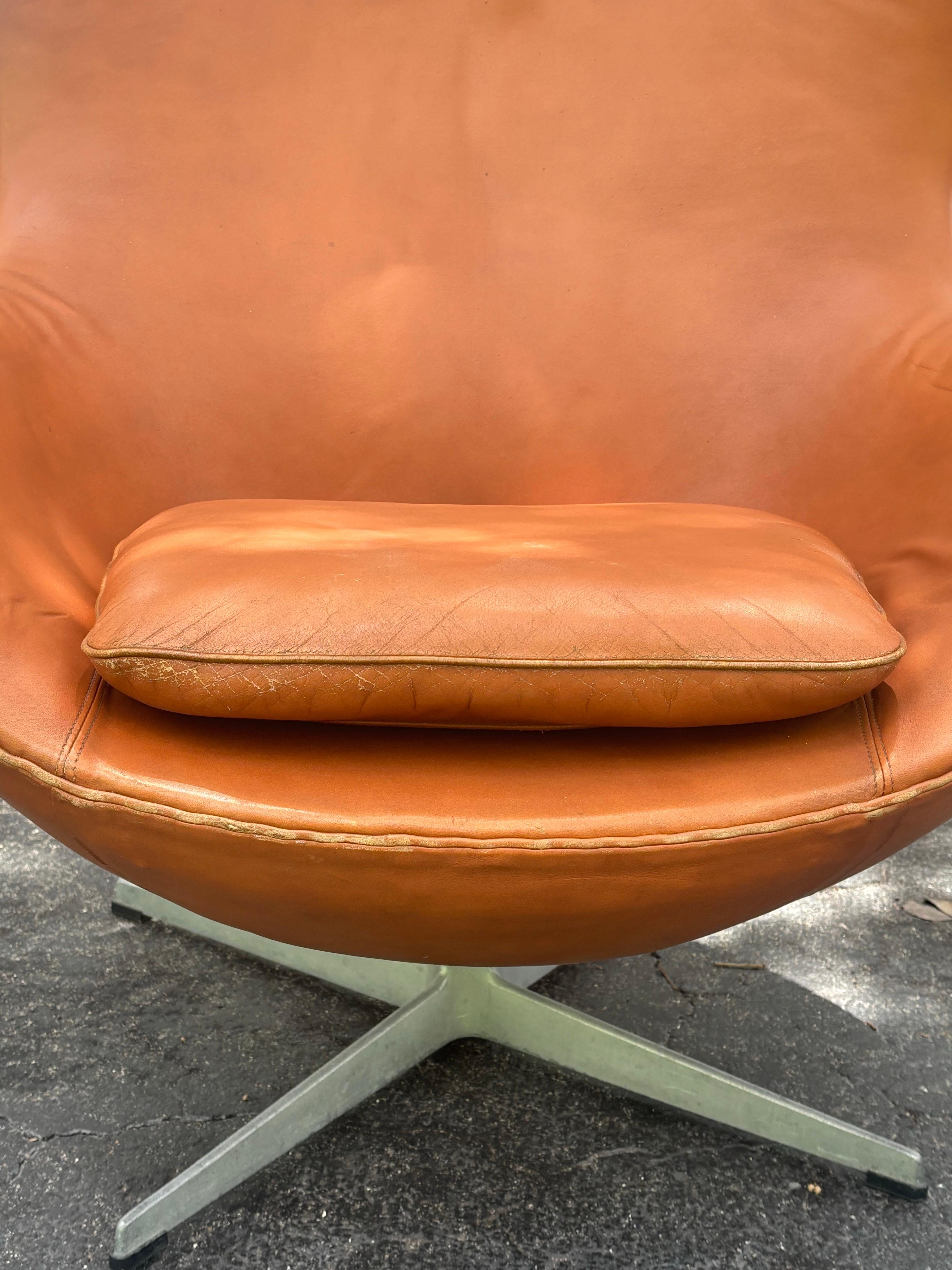 Arne Jacobsen Leder Egg Chair für Fritz Hansen (20. Jahrhundert) im Angebot