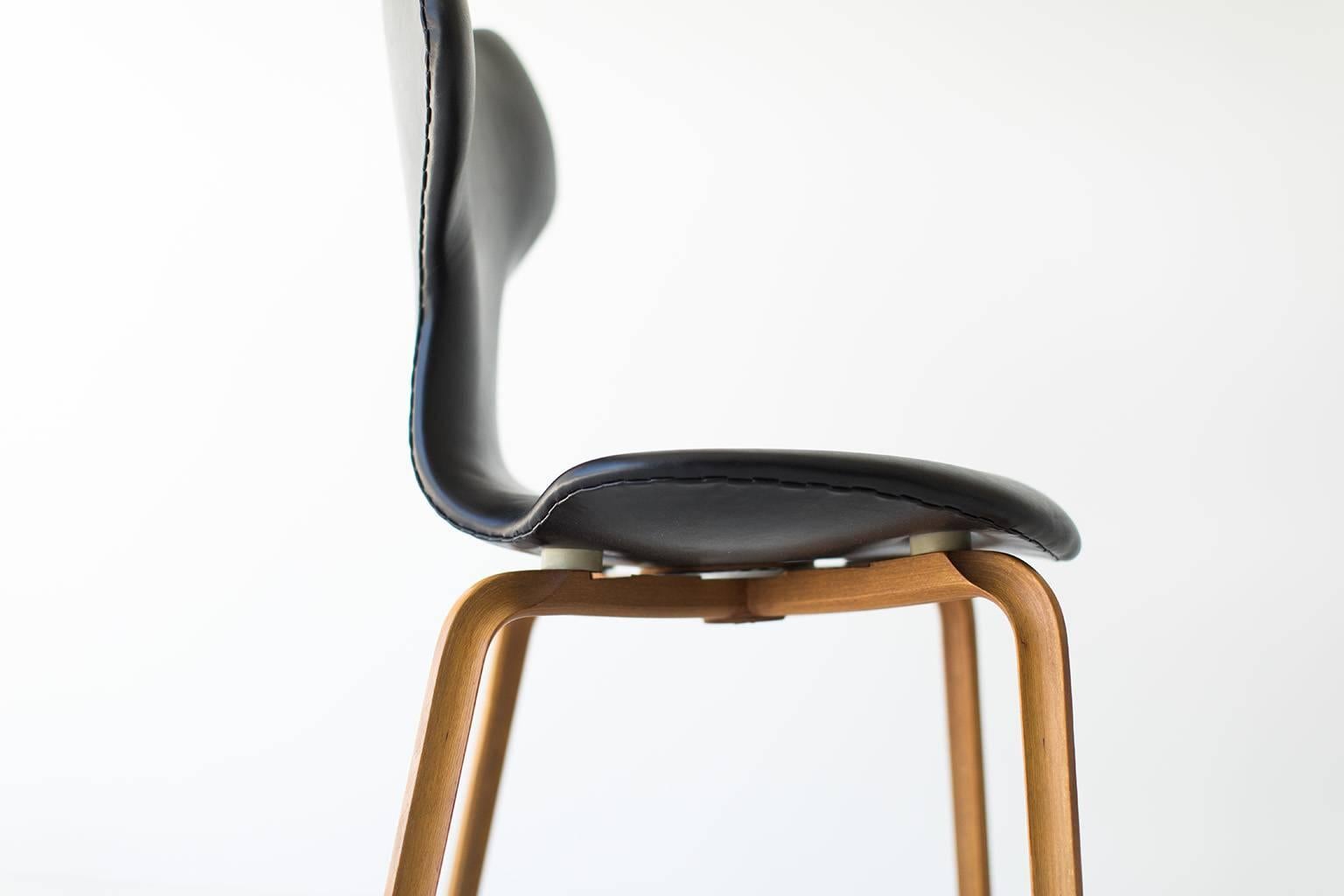 Ensemble de 6 chaises de salle à manger grand prix en cuir Arne Jacobsen pour Fritz Hansen

Designer : Arne Jacobsen. 

Fabricant : Fritz Hansen. 
Période/Modèle : Modernité du milieu du siècle. 
Specs : Bois:: cuir huilé. 

Condition : 

Ces