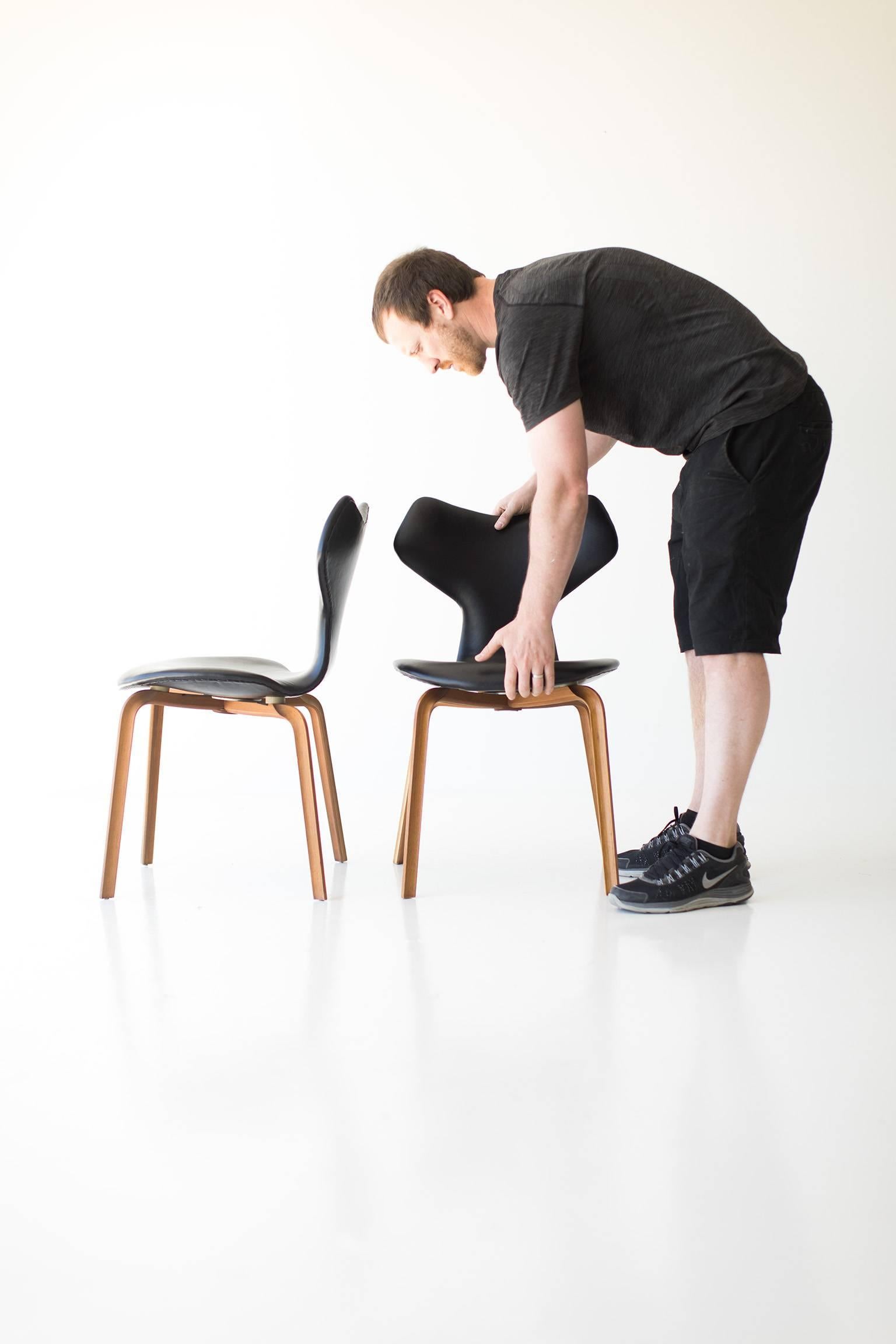 Bois cintré Ensemble de 8 chaises de salle à manger Grand Prix en cuir Arne Jacobsen pour Fritz Hansen