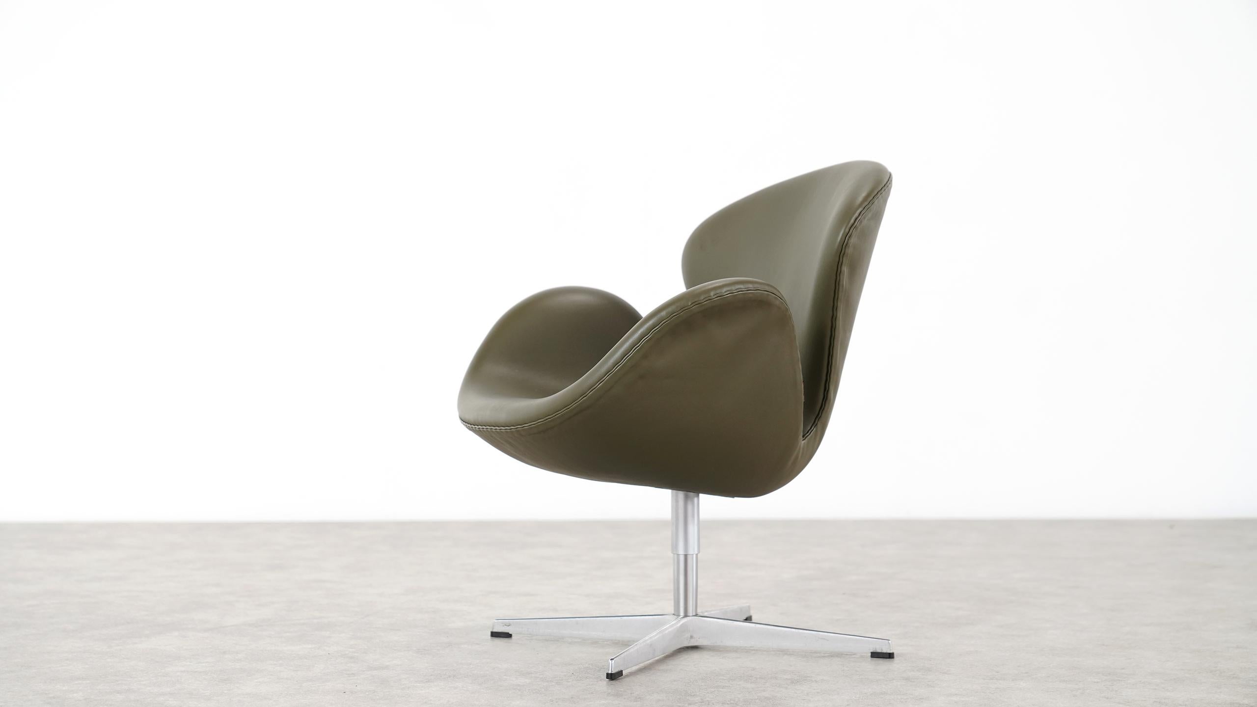 Arne Jacobsen Leather Swan Chair Fritz Hansen 8